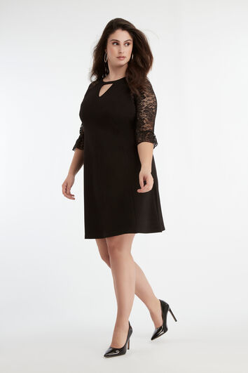 Robe avec manches en dentelle