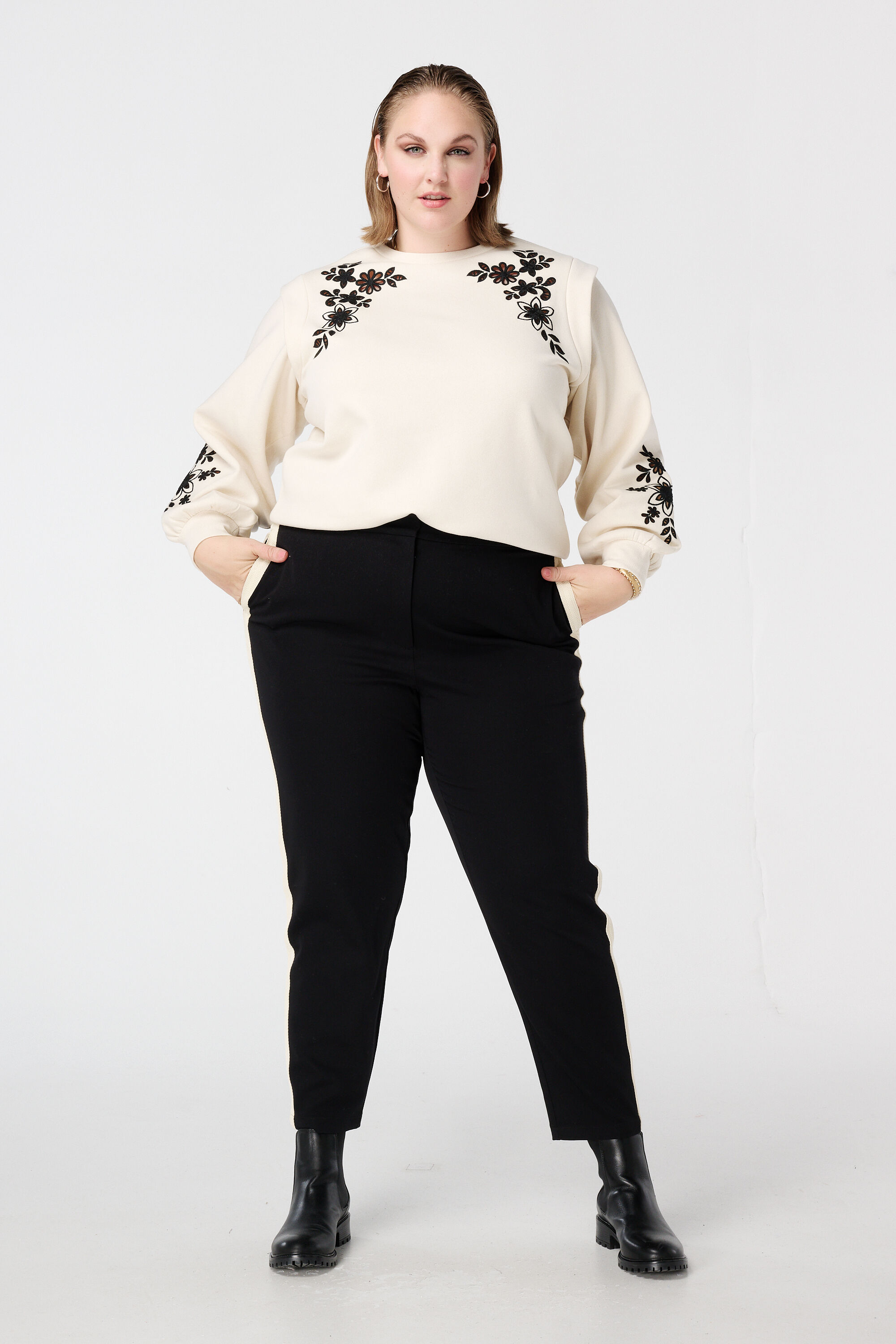 Sweat &agrave; broderie ajour&eacute;e image number 5