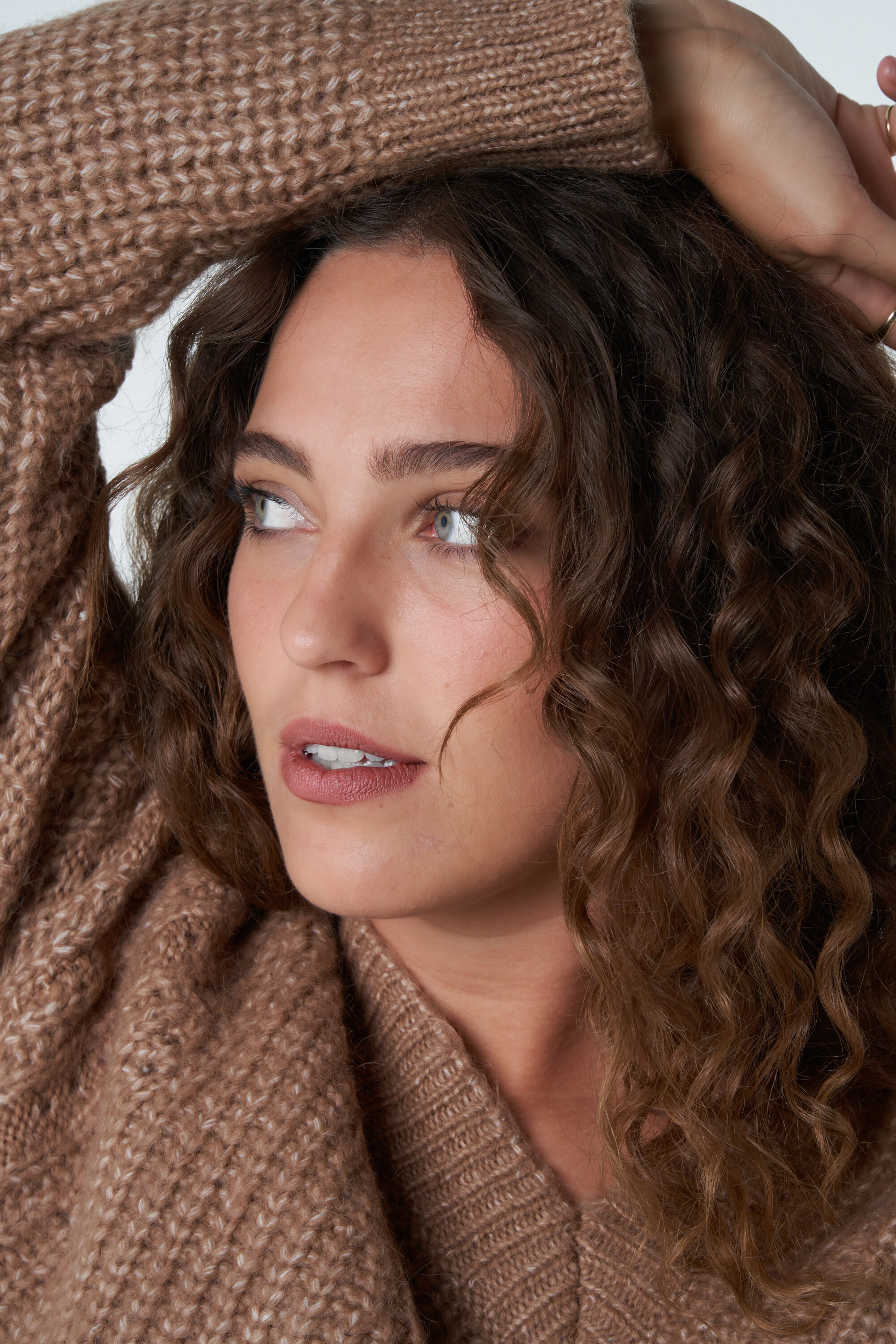 Pull en maille &eacute;paisse avec col en V image number 5