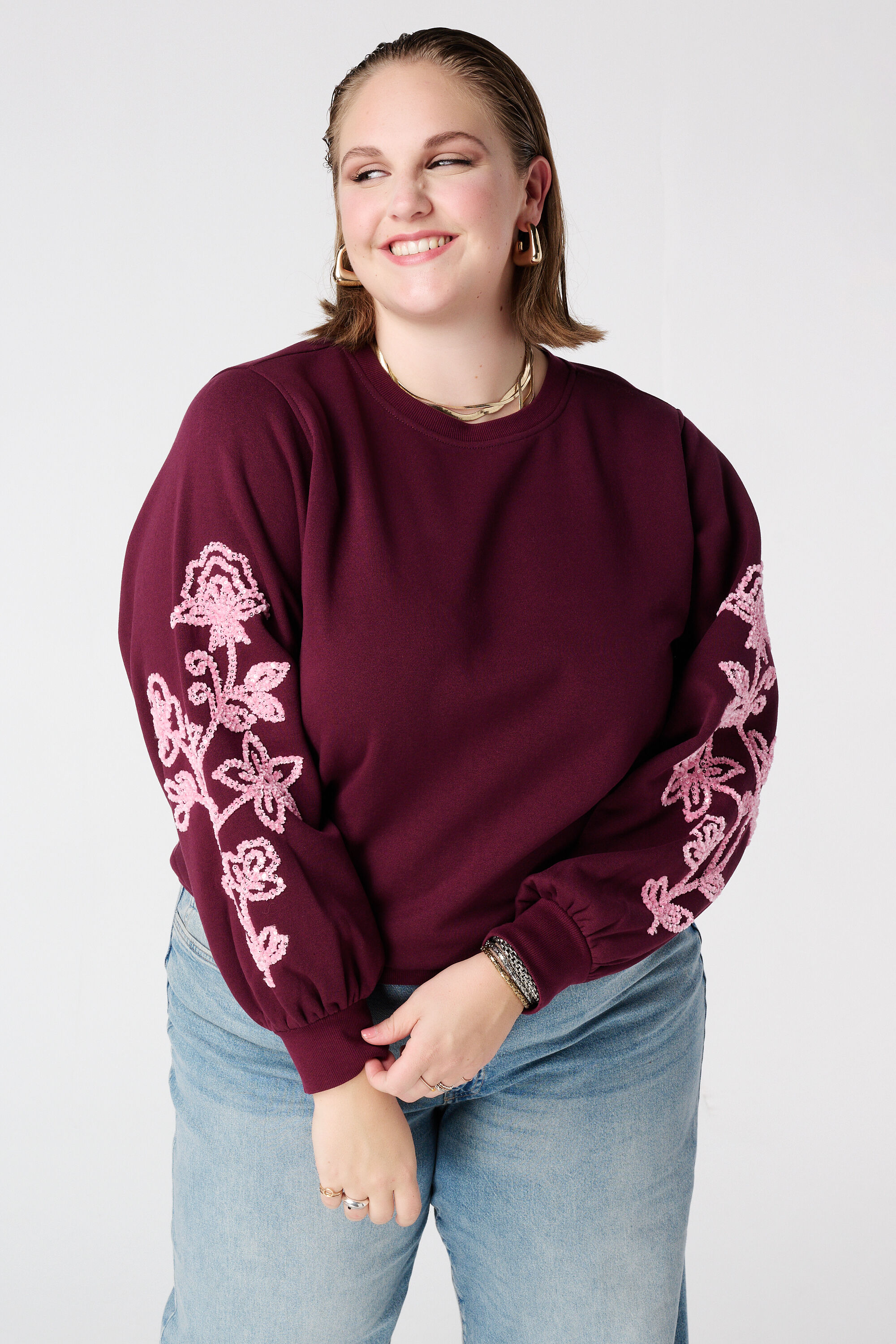 Pull avec broderies d&eacute;licates sur les manches