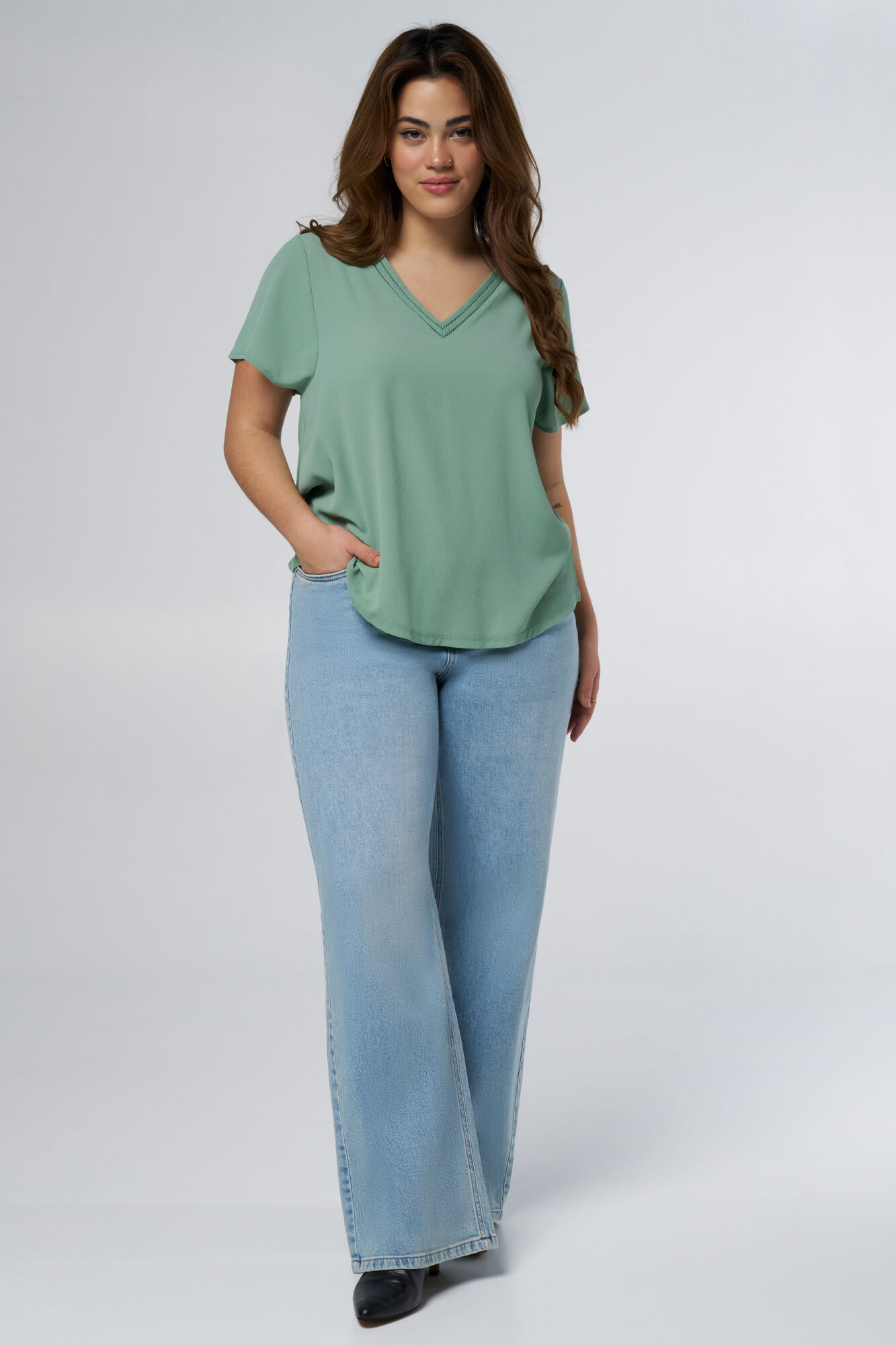 T-shirt avec d&eacute;tails au niveau du col image number 6