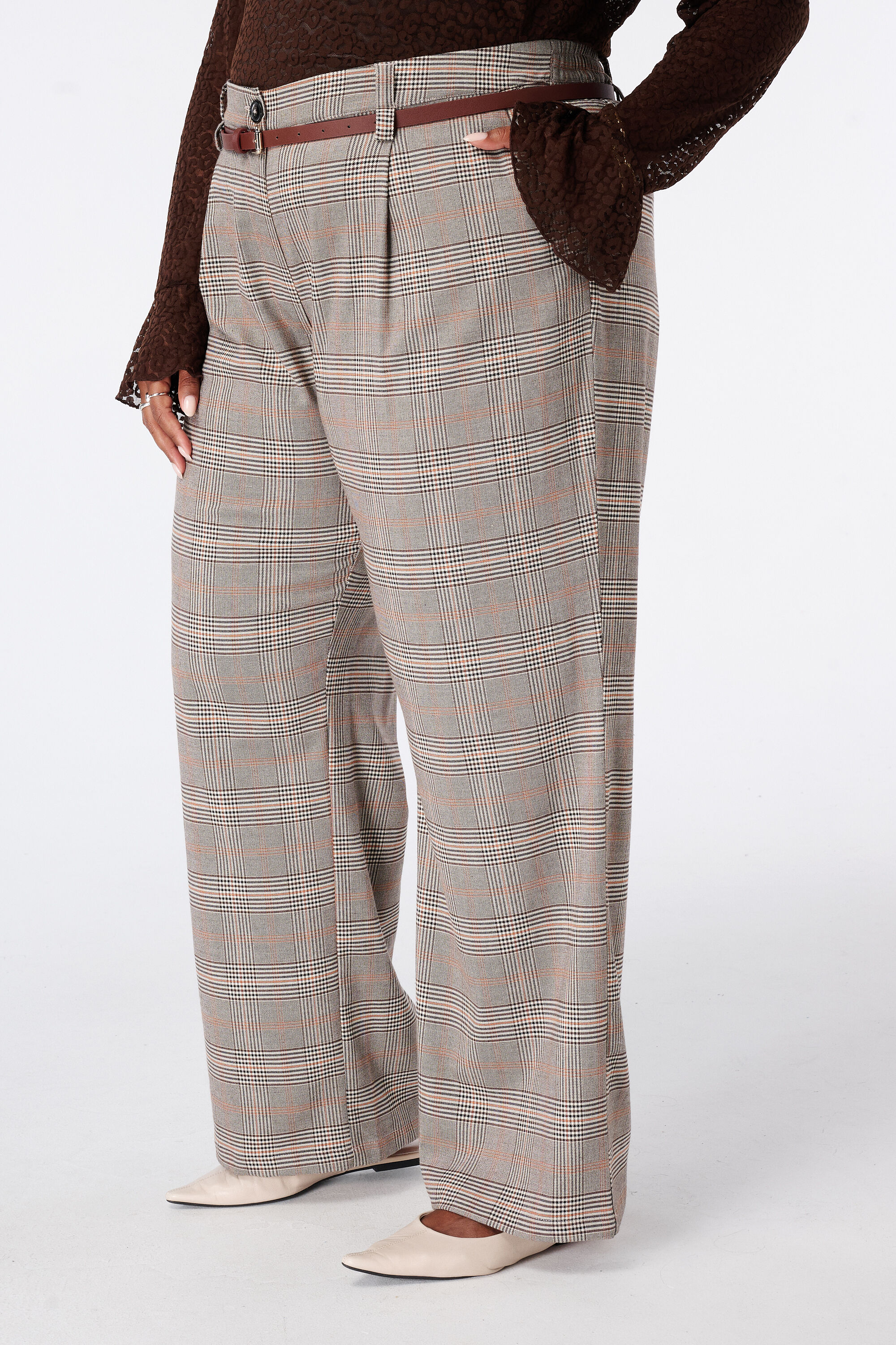 Pantalon &agrave; carreaux avec ceinture image number 5