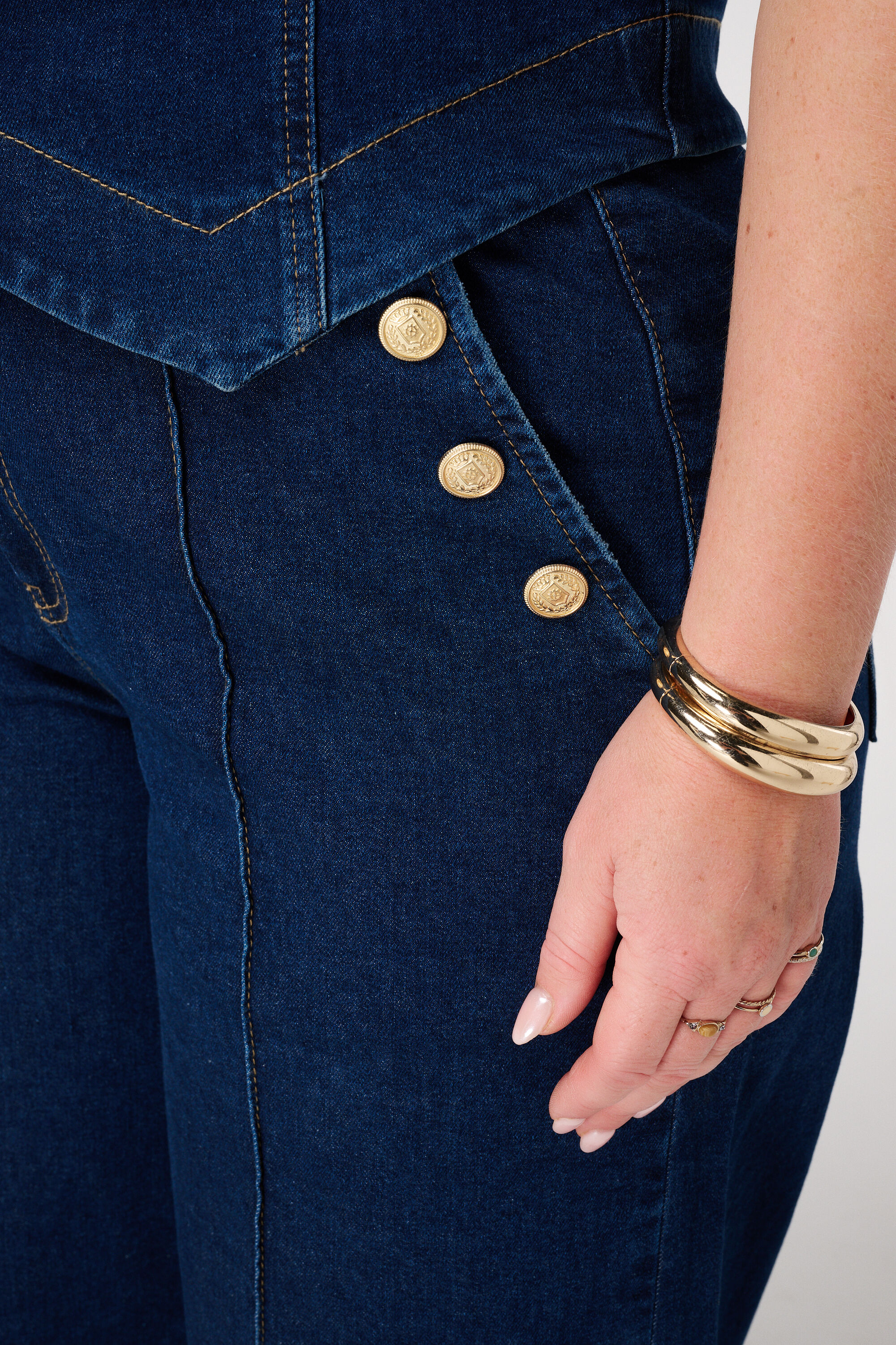 Jean &agrave; jambes &eacute;vas&eacute;es avec surpiq&ucirc;res fantaisie image number 4