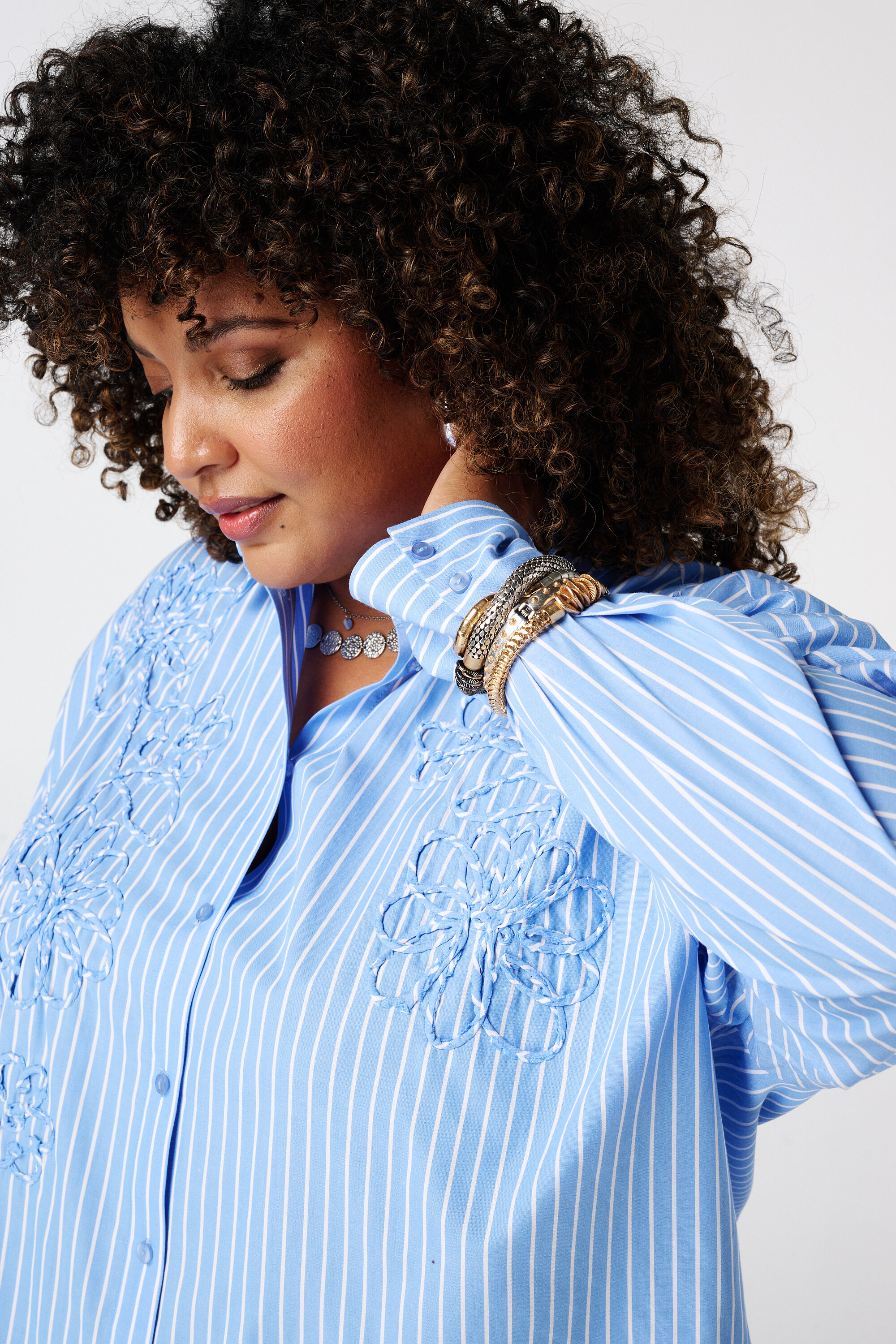 Blouse ray&eacute;e avec broderie image number 4