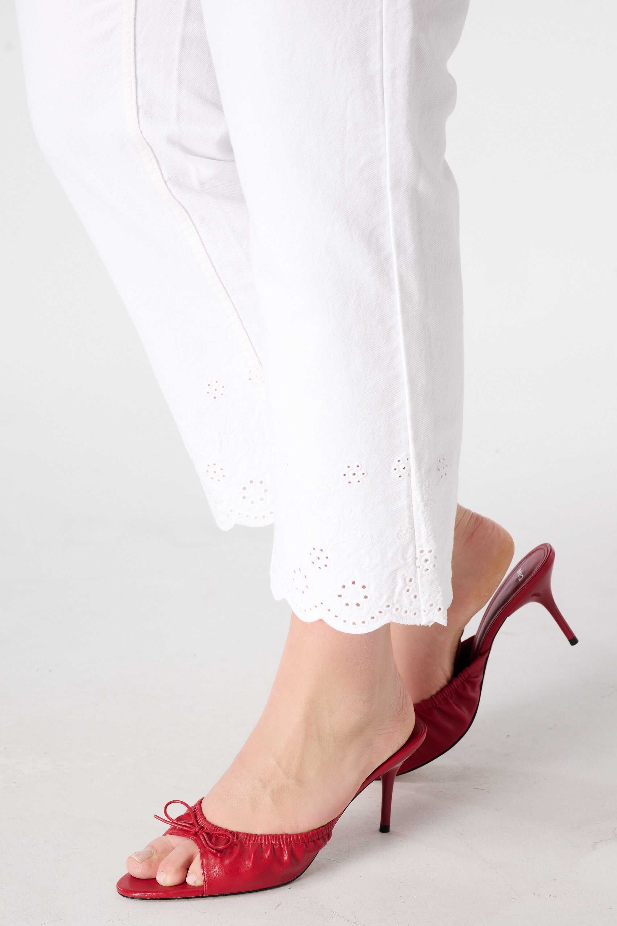 Jean straight leg avec bas brod&eacute;s image number 4