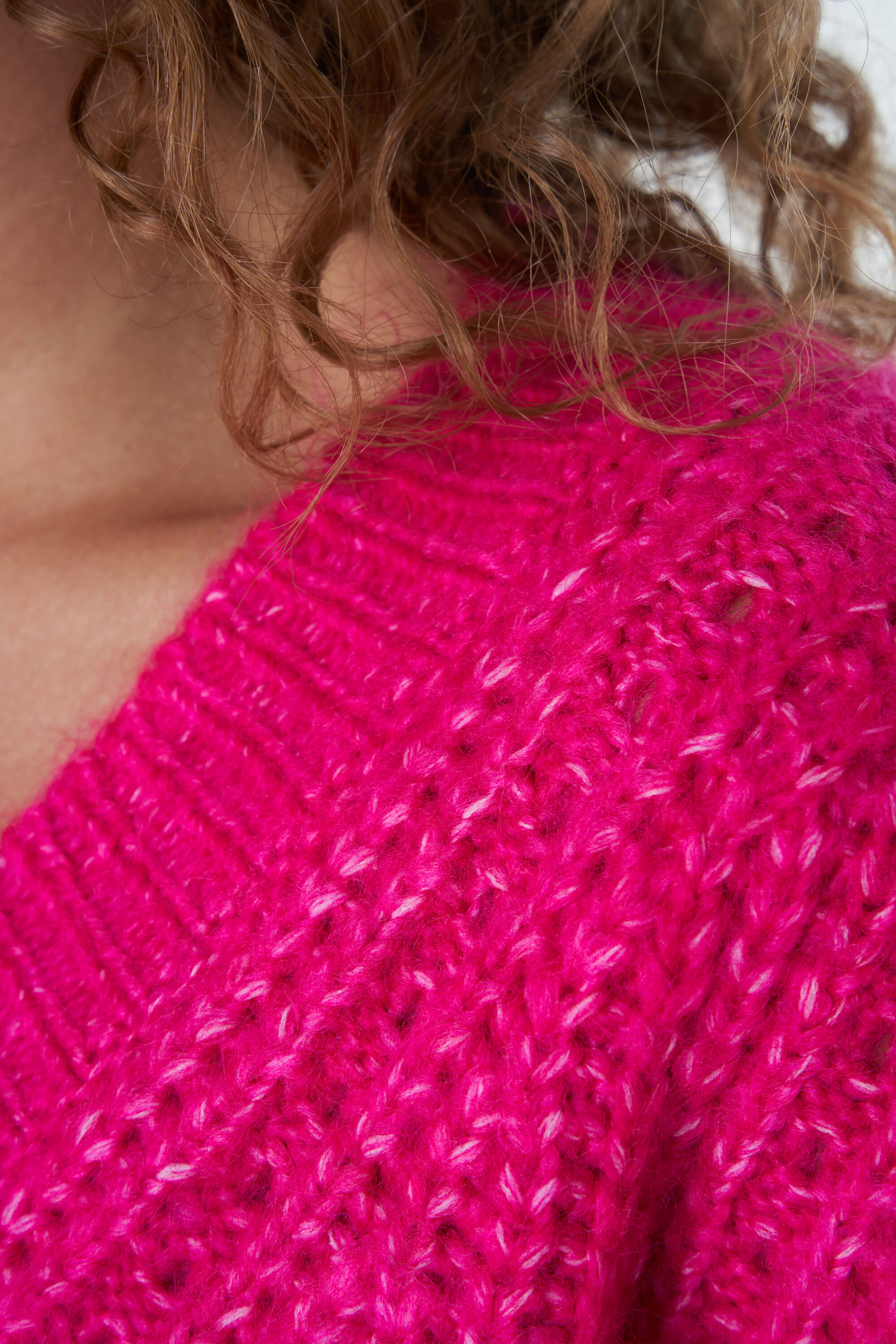 Pull en maille &eacute;paisse avec col en V image number 5