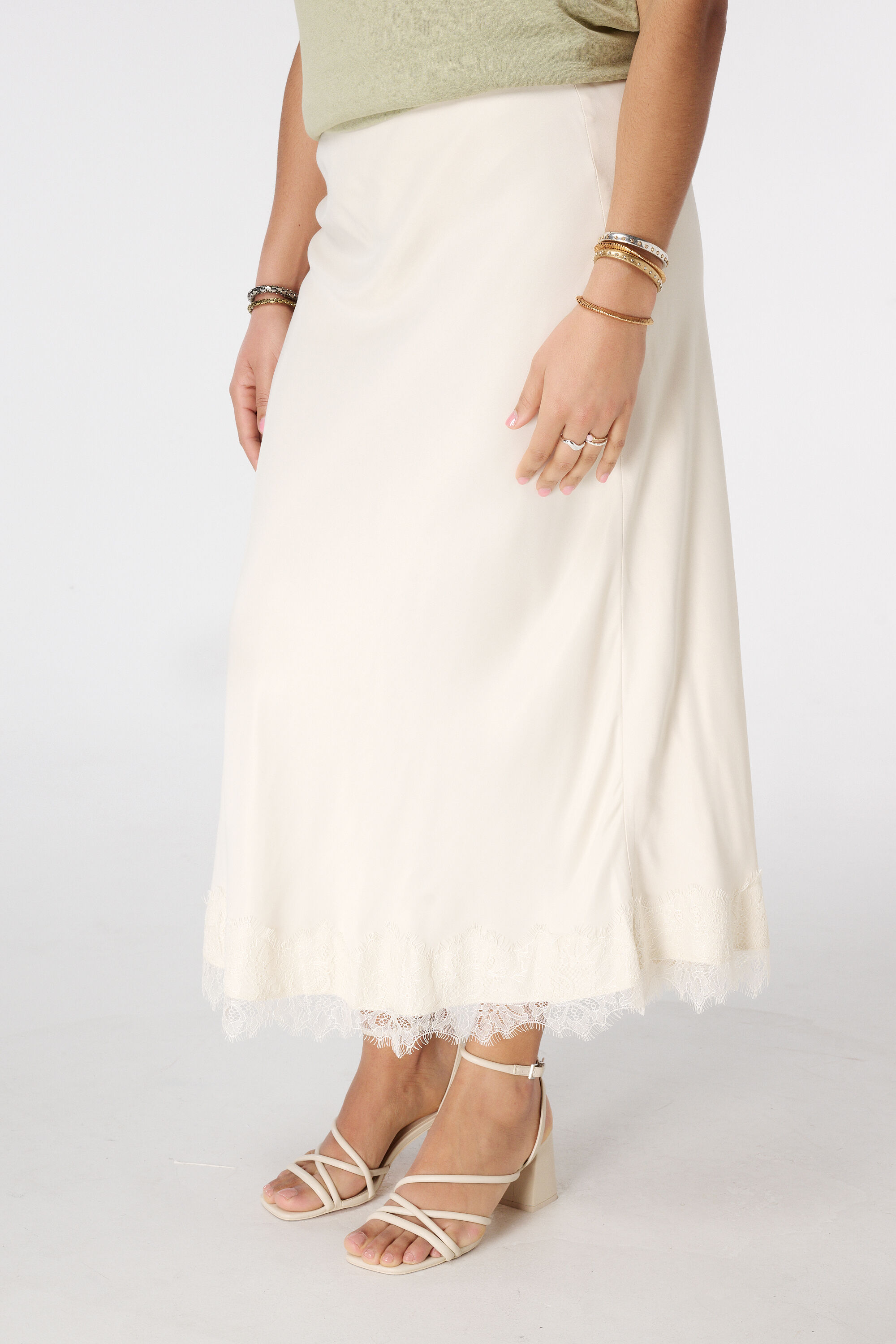 Jupe midi satin&eacute;e avec dentelle image number 5