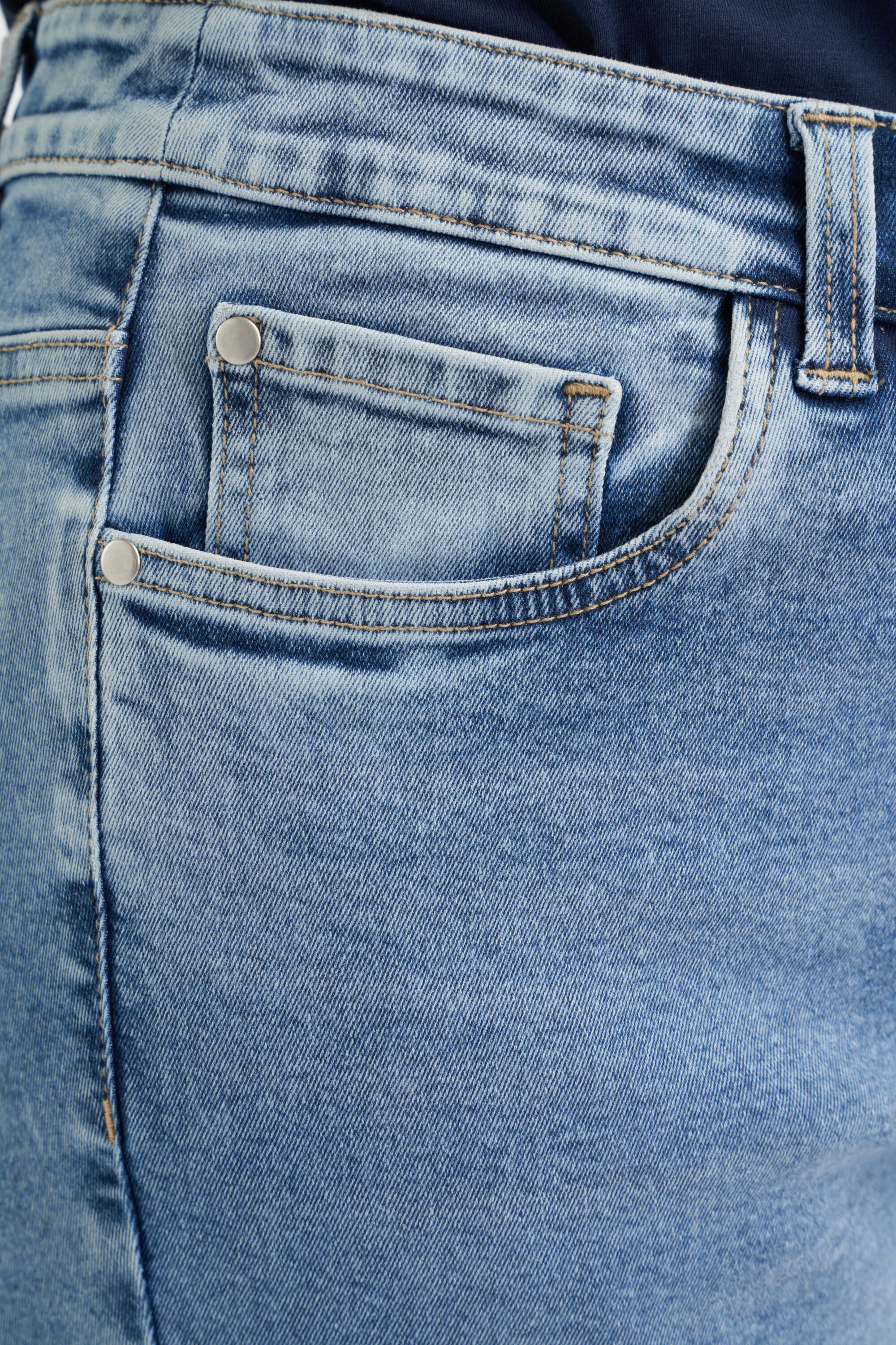 Jambes droites et taill&eacute;es image number 5