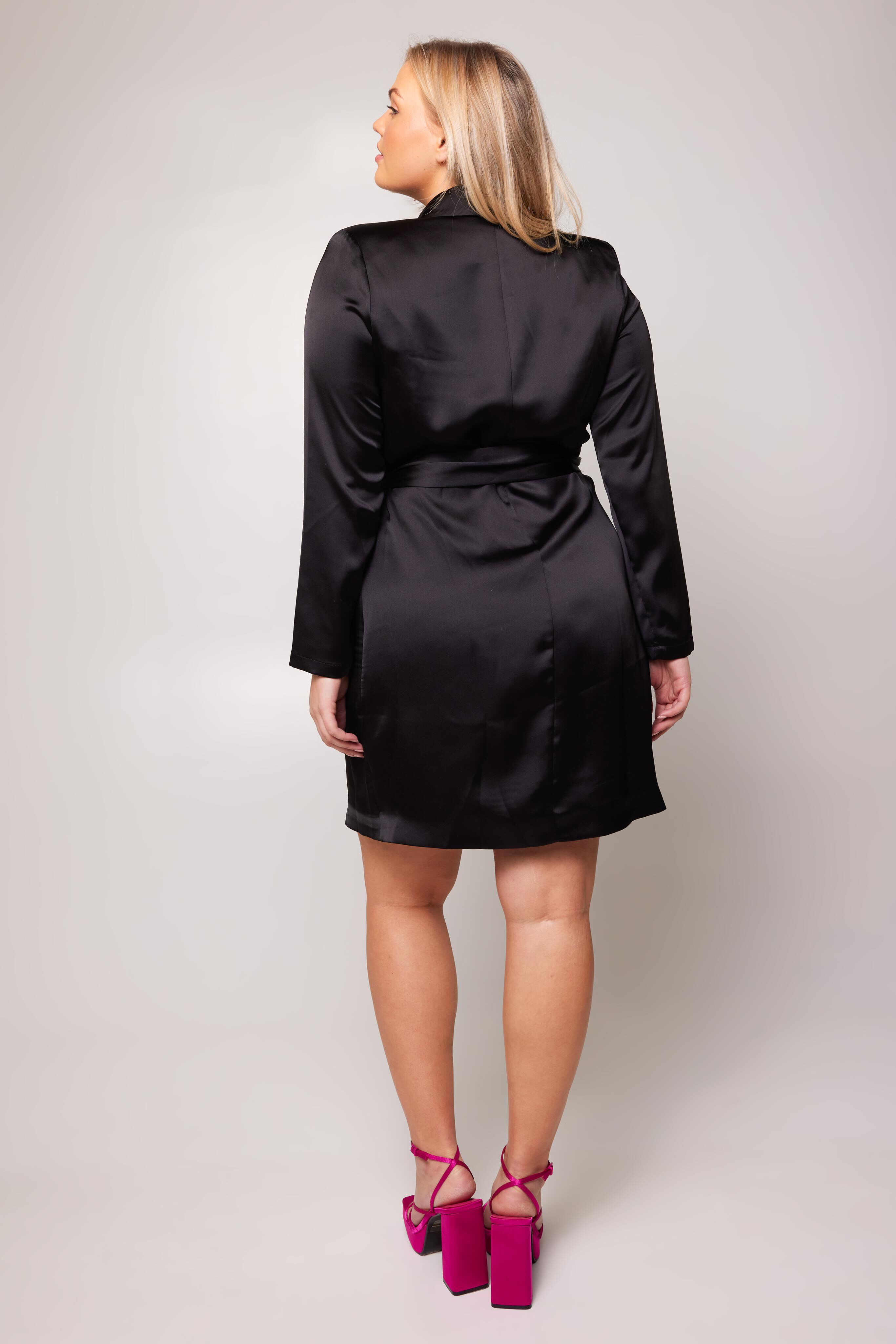 Robe portefeuille en satin  image number 4