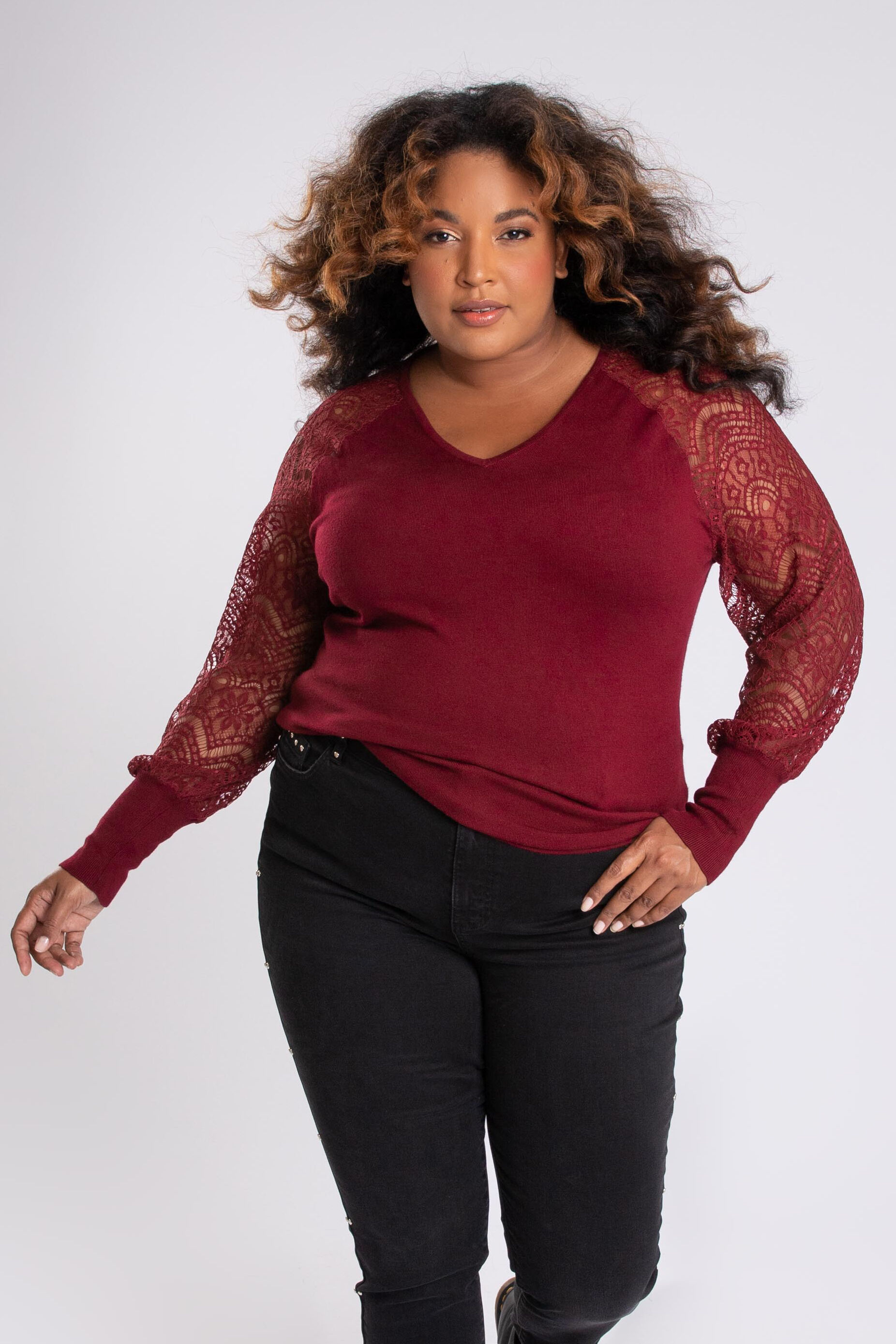 Pull aux manches d&eacute;cor&eacute;es en dentelle