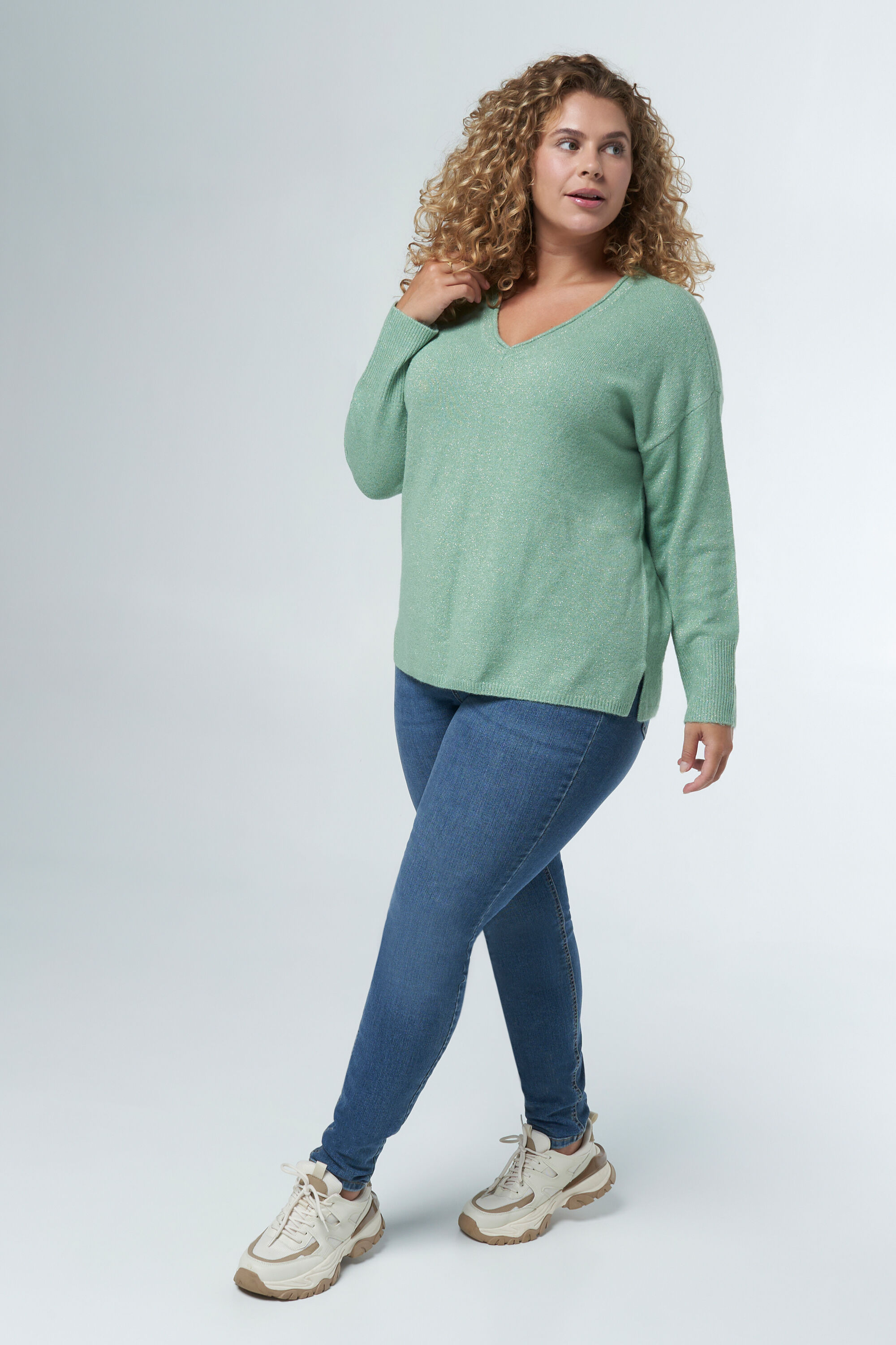 Pull avec d&eacute;tails &agrave; paillettes image number 5