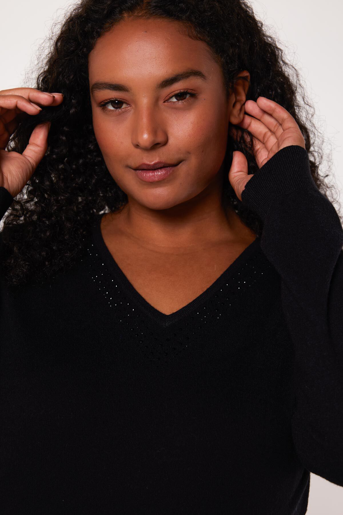 Pull &agrave; col en V avec d&eacute;tails image number 4