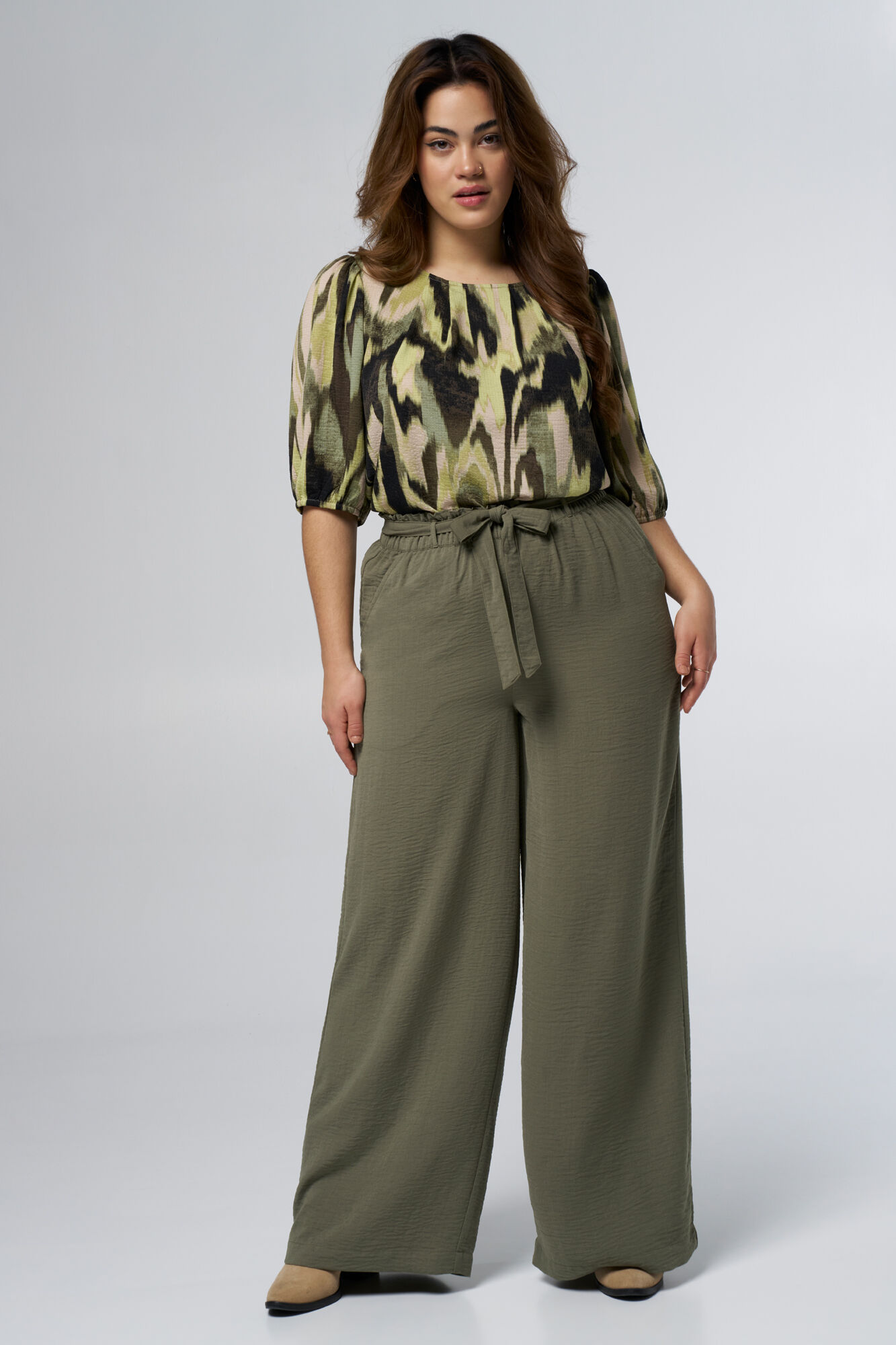 Pantalon large avec ceinture image number 6