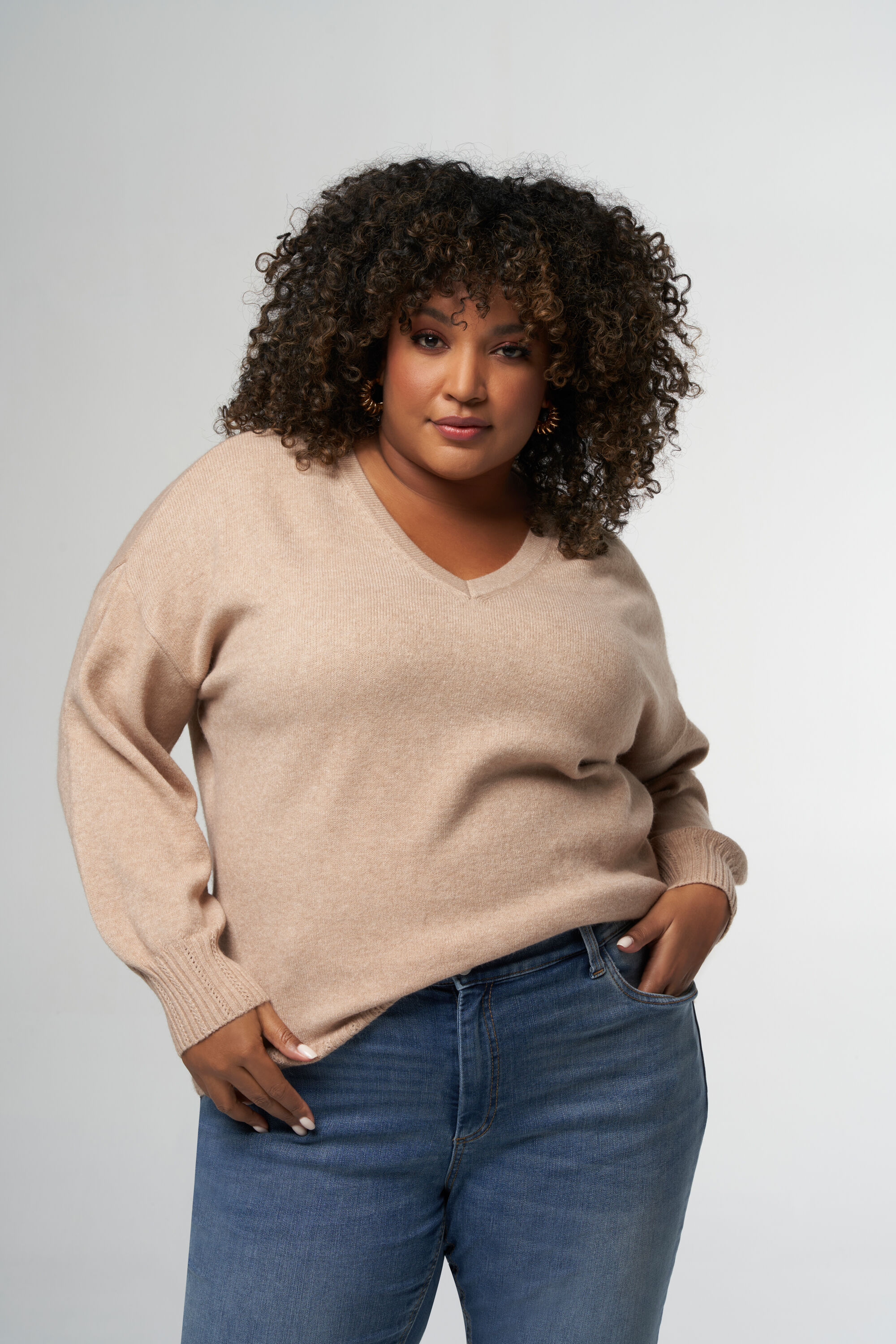 Pull &agrave; col en V en maille fine image number 0