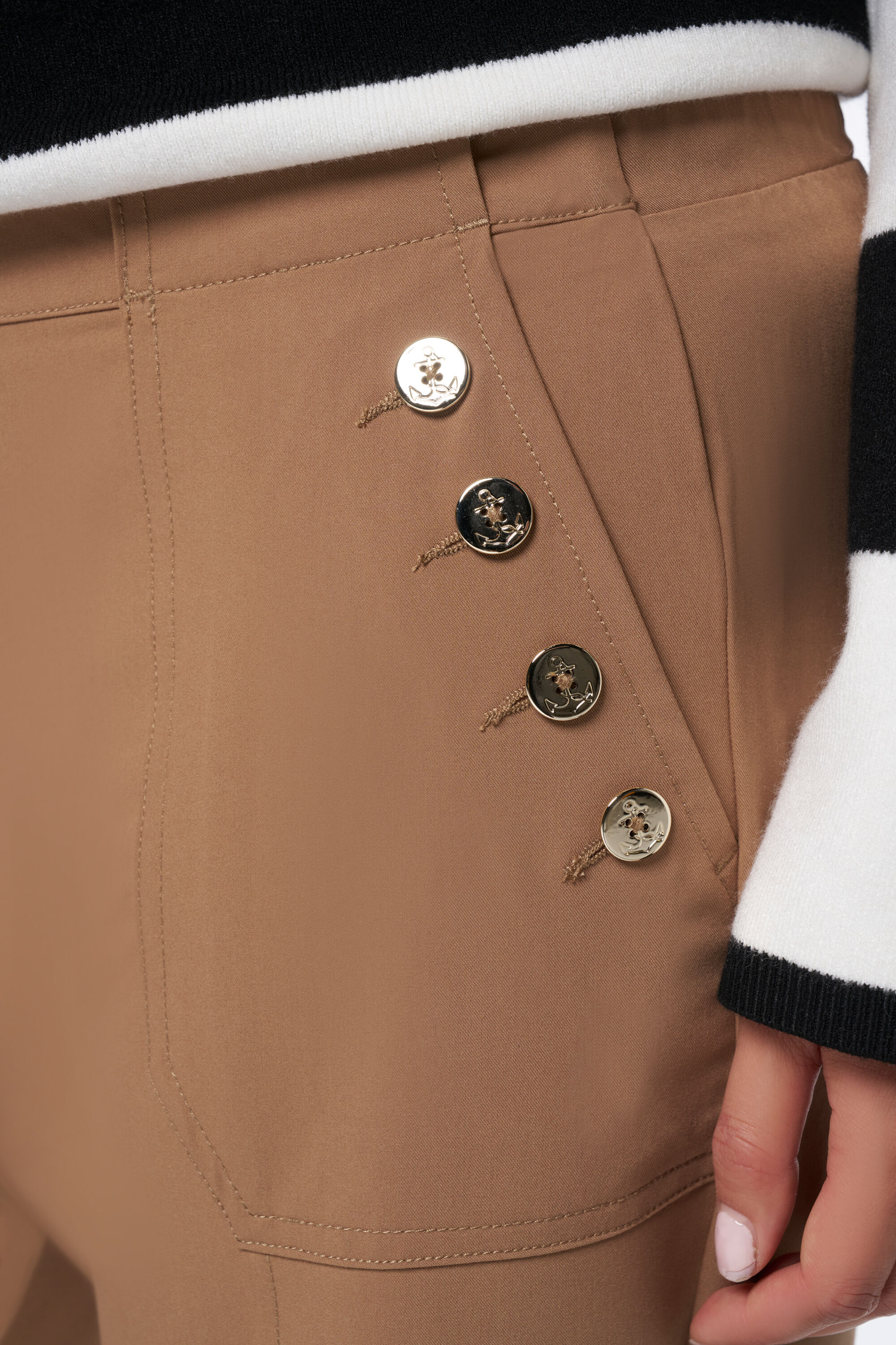 Pantalon &agrave; jambes larges avec boutons fantaisie image number 4