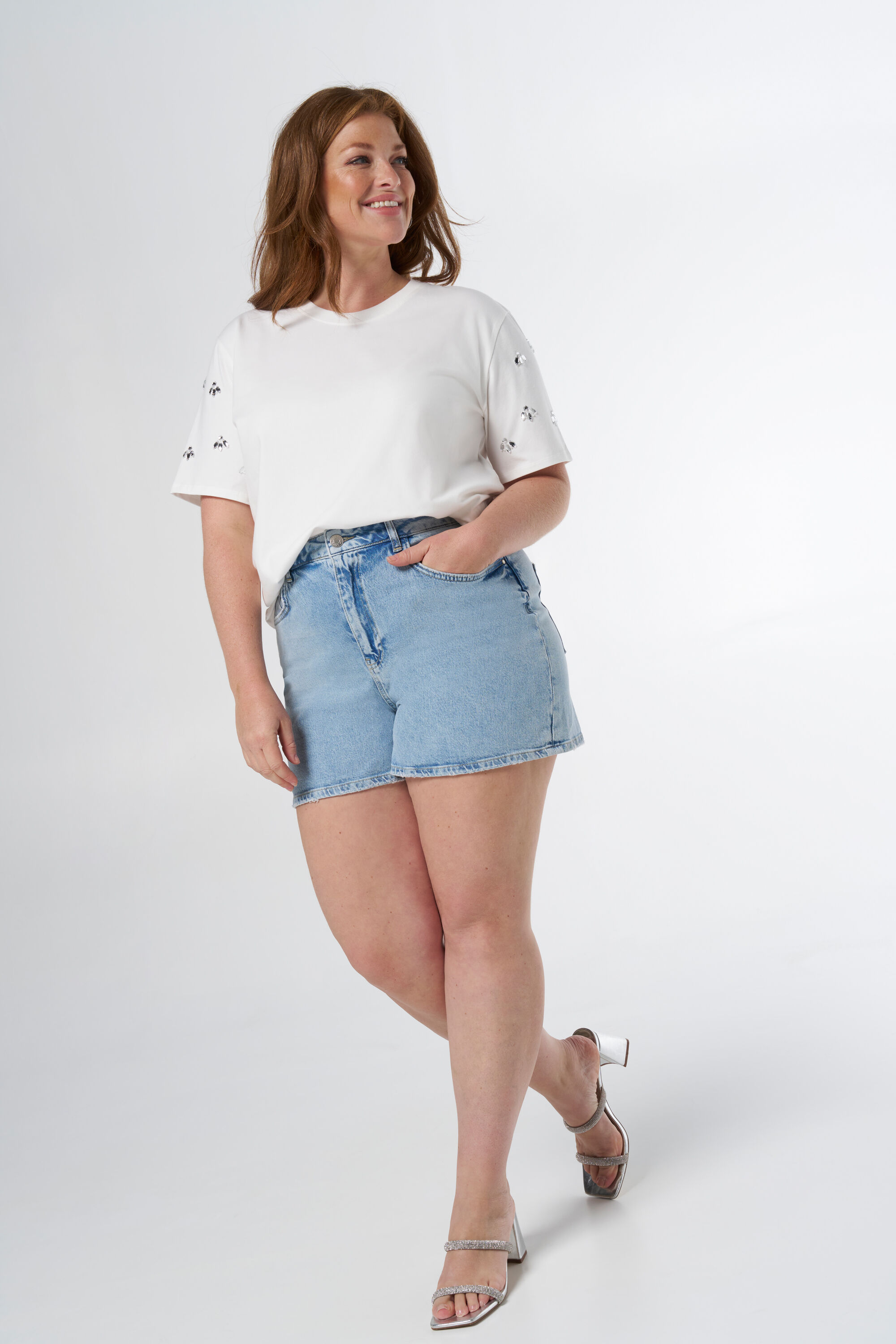 T-shirt avec d&eacute;tails fantaisie sur les manches image number 5