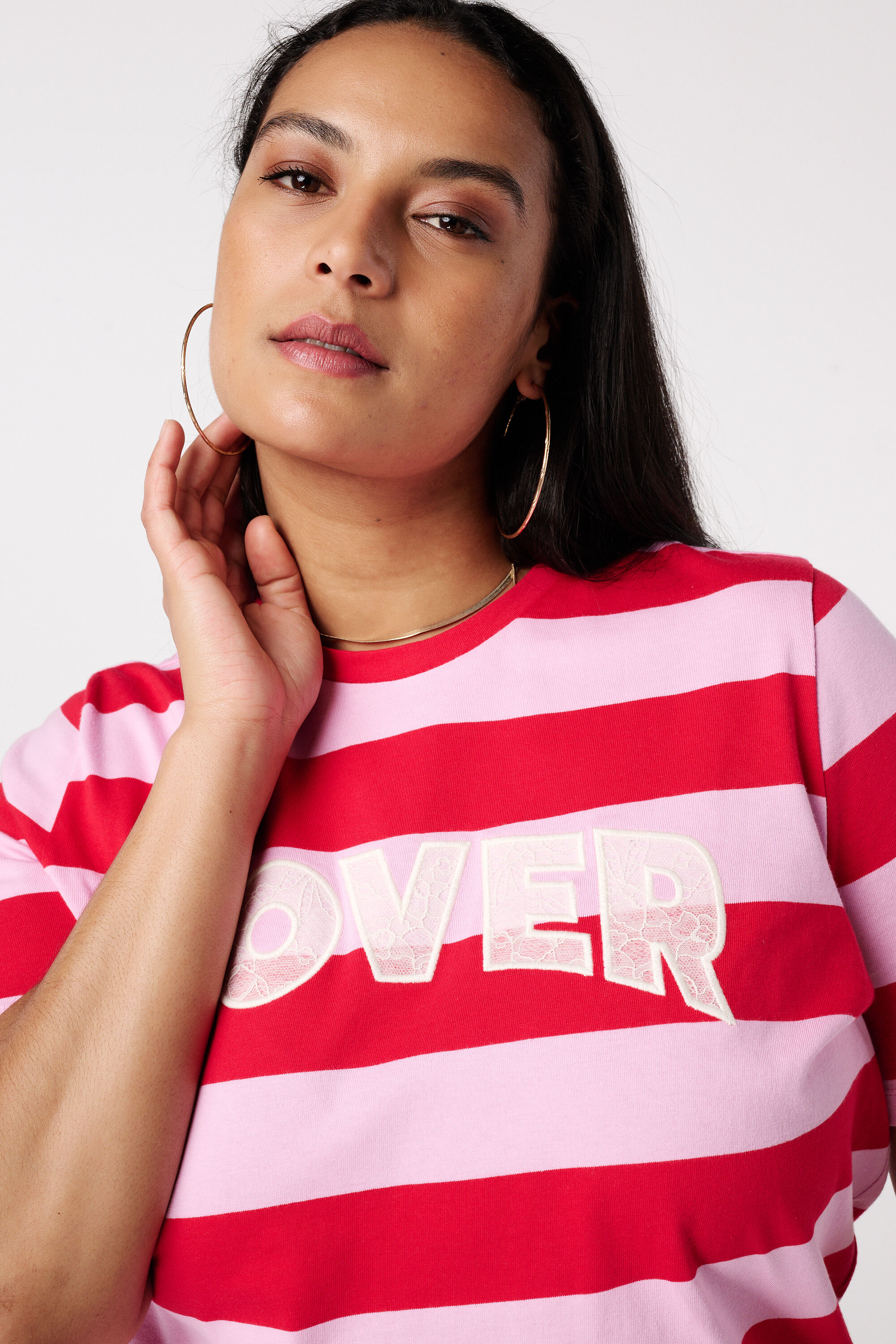 T-shirt ray&eacute; avec texte en dentelle image number 4