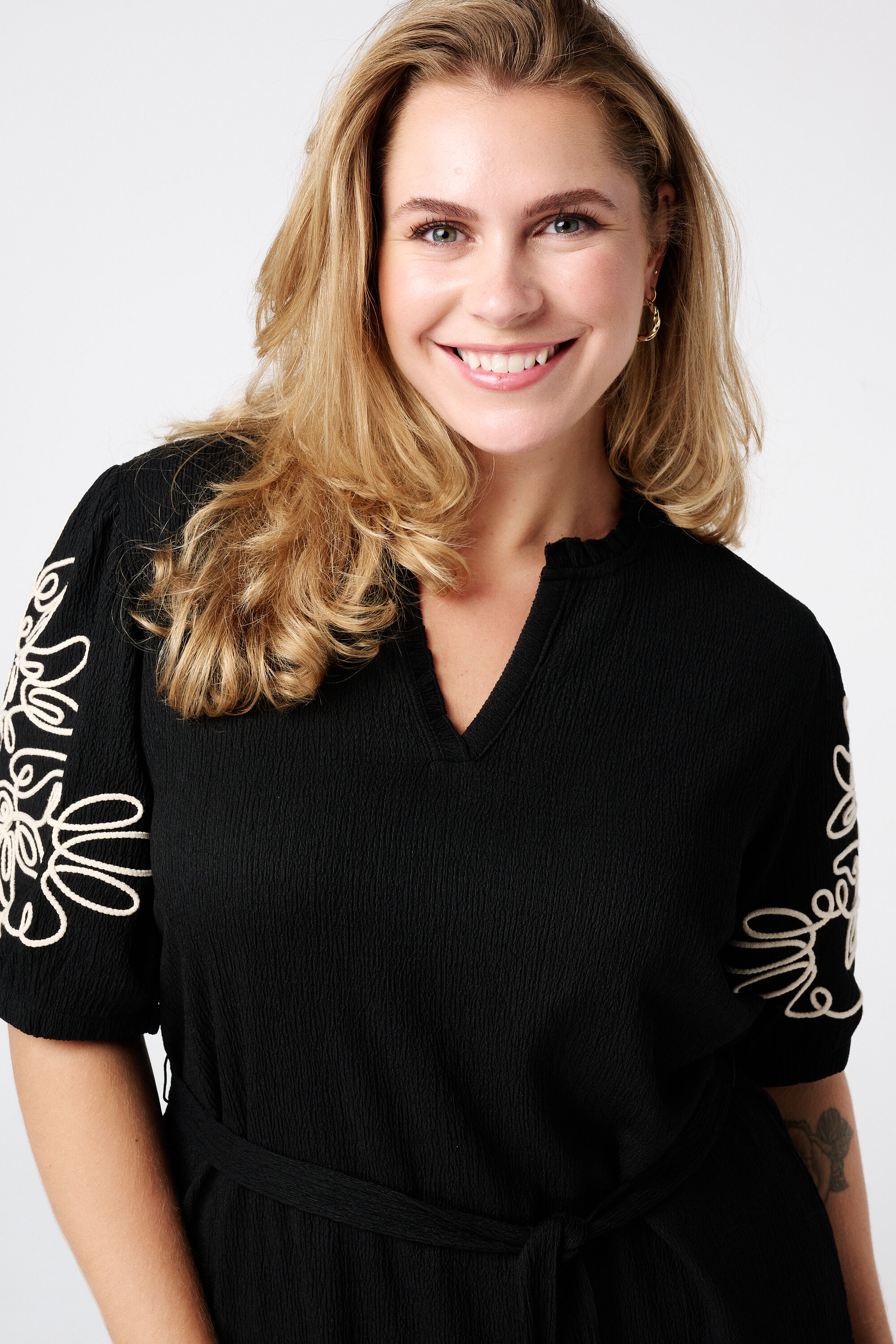 Robe avec d&eacute;tails sur les manches image number 4