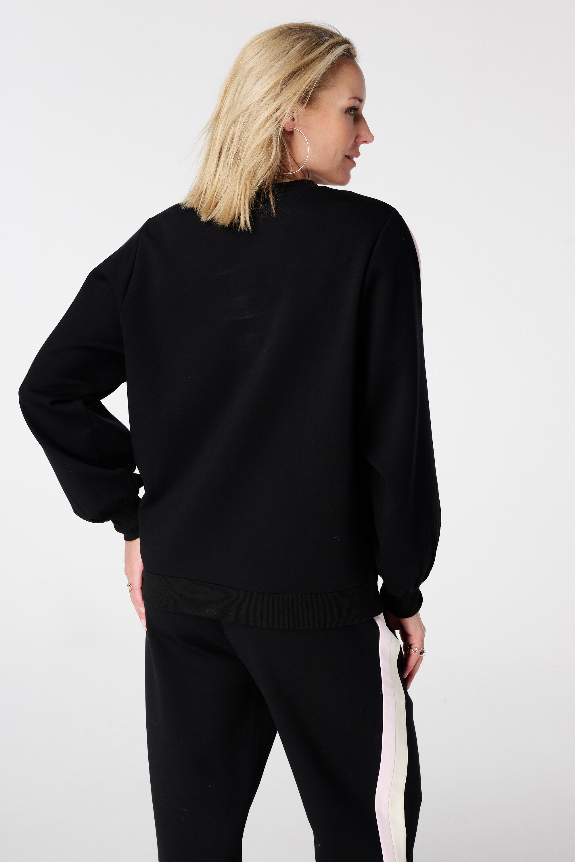 Pull avec manches ballon et rayures sportives image number 3