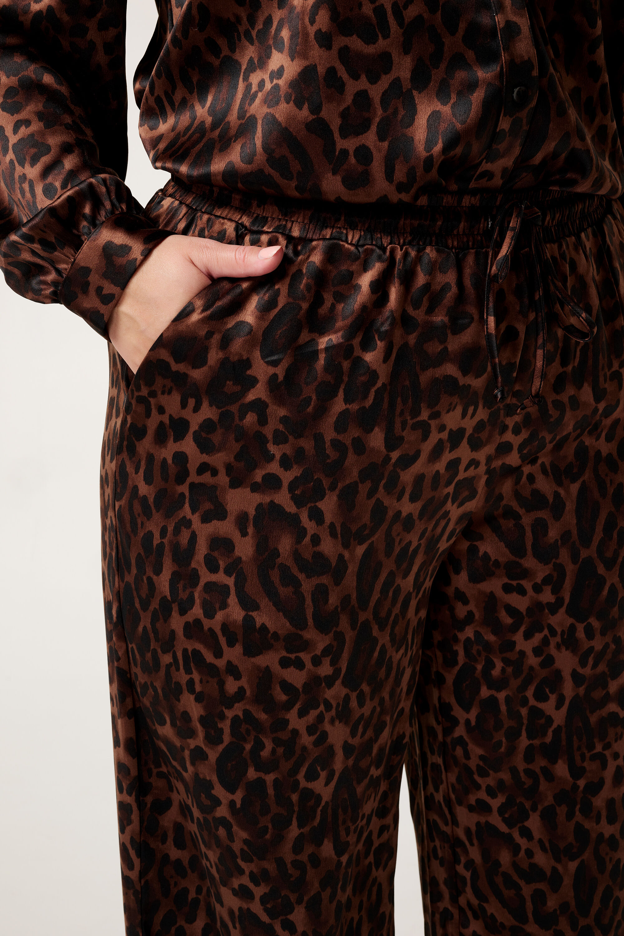 Pantalon imprim&eacute; l&eacute;opard avec cordon image number 4