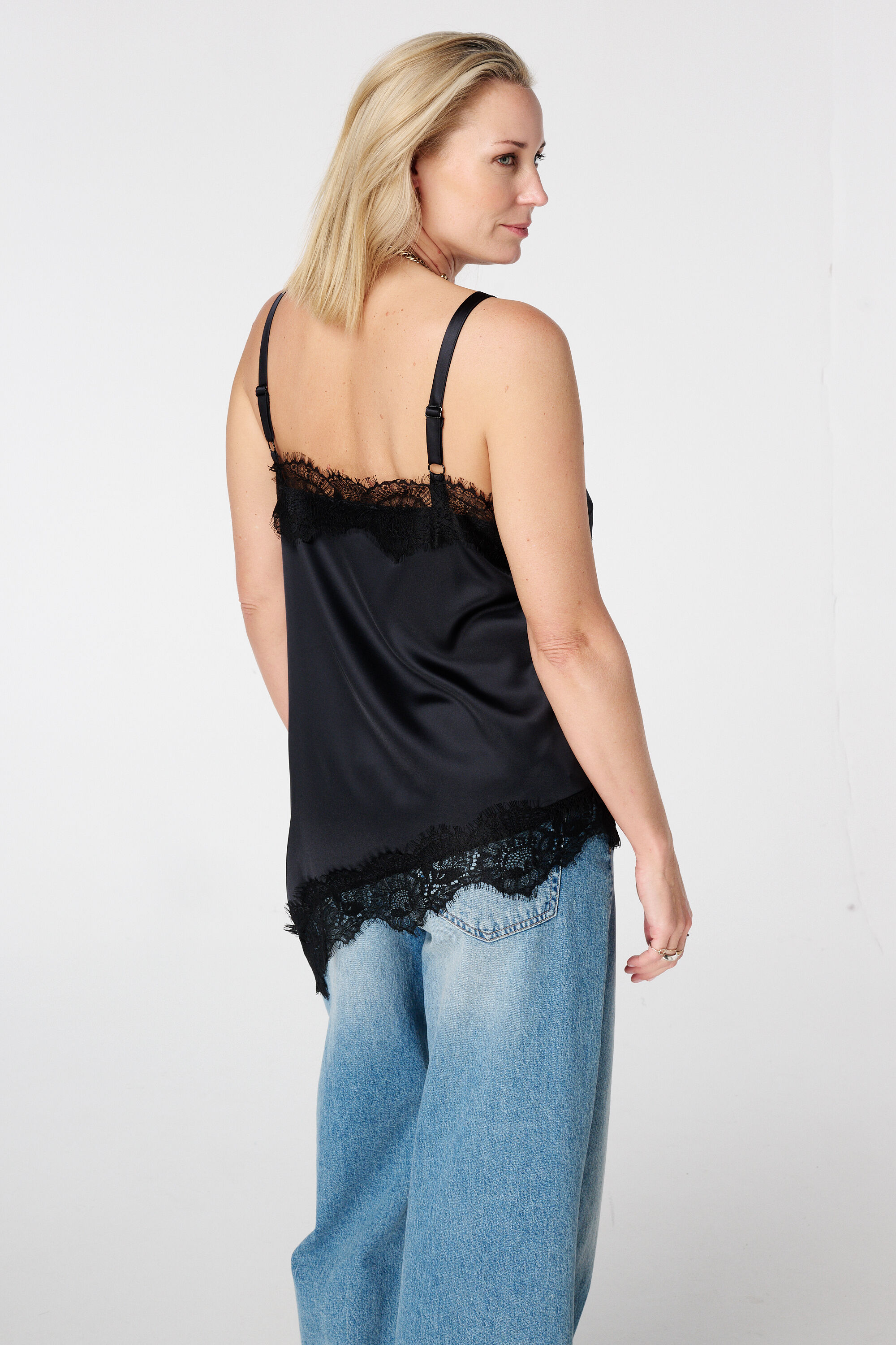 Top asym&eacute;trique en satin avec dentelle image number 3