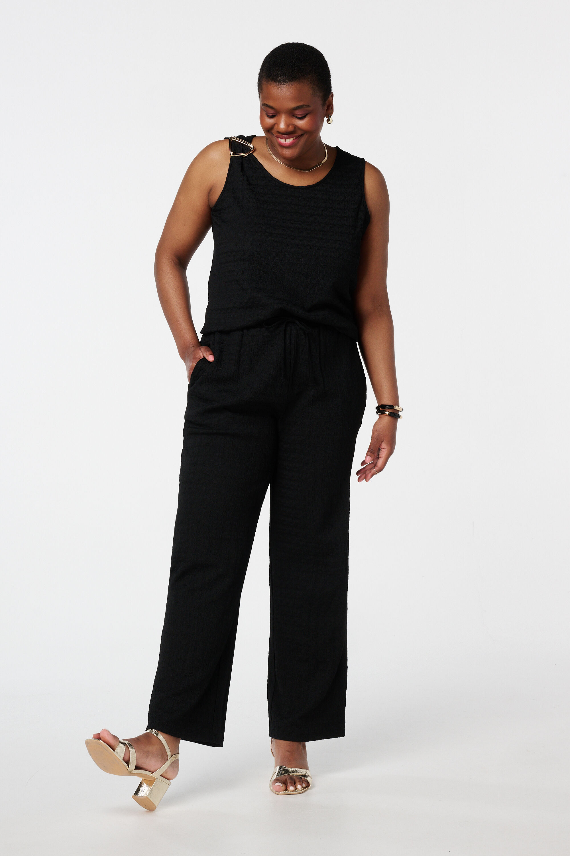 Top noir avec boucle d&eacute;corative et tissu textur&eacute; image number 5