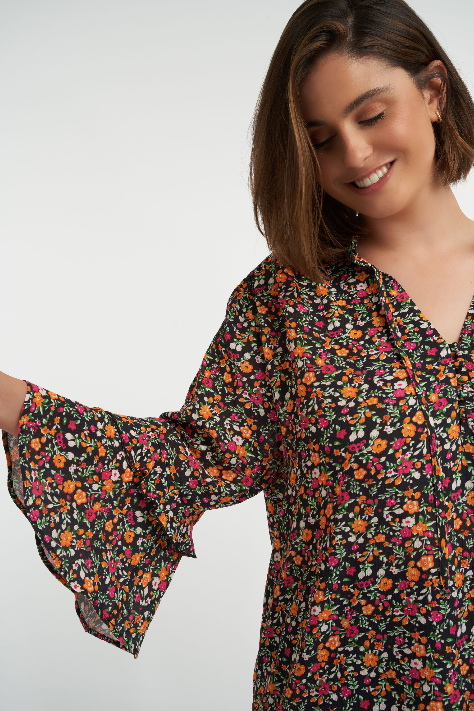 Chemiser &agrave; volants et boutons image number 5