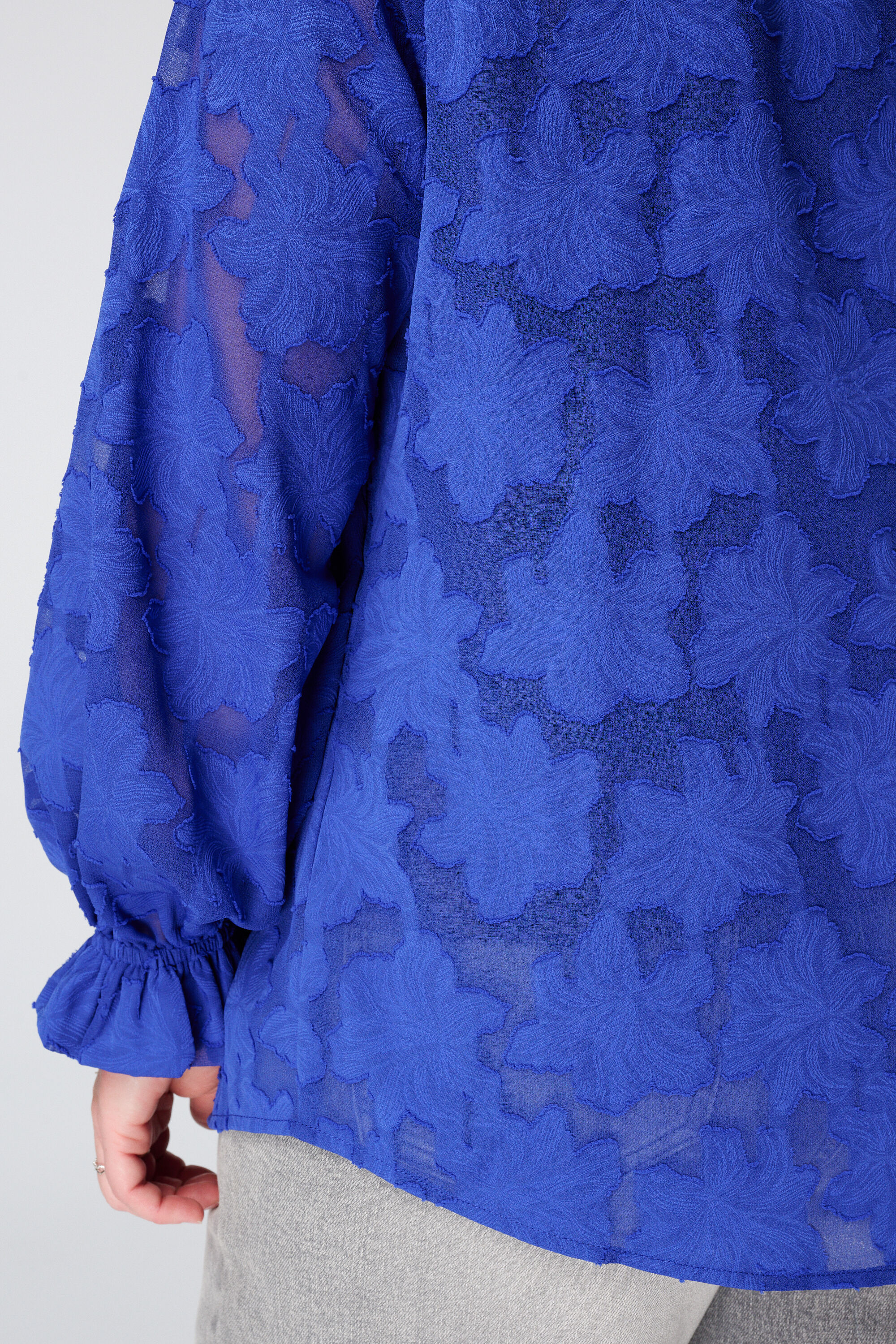 Blouse transparente &agrave; motif floral image number 6