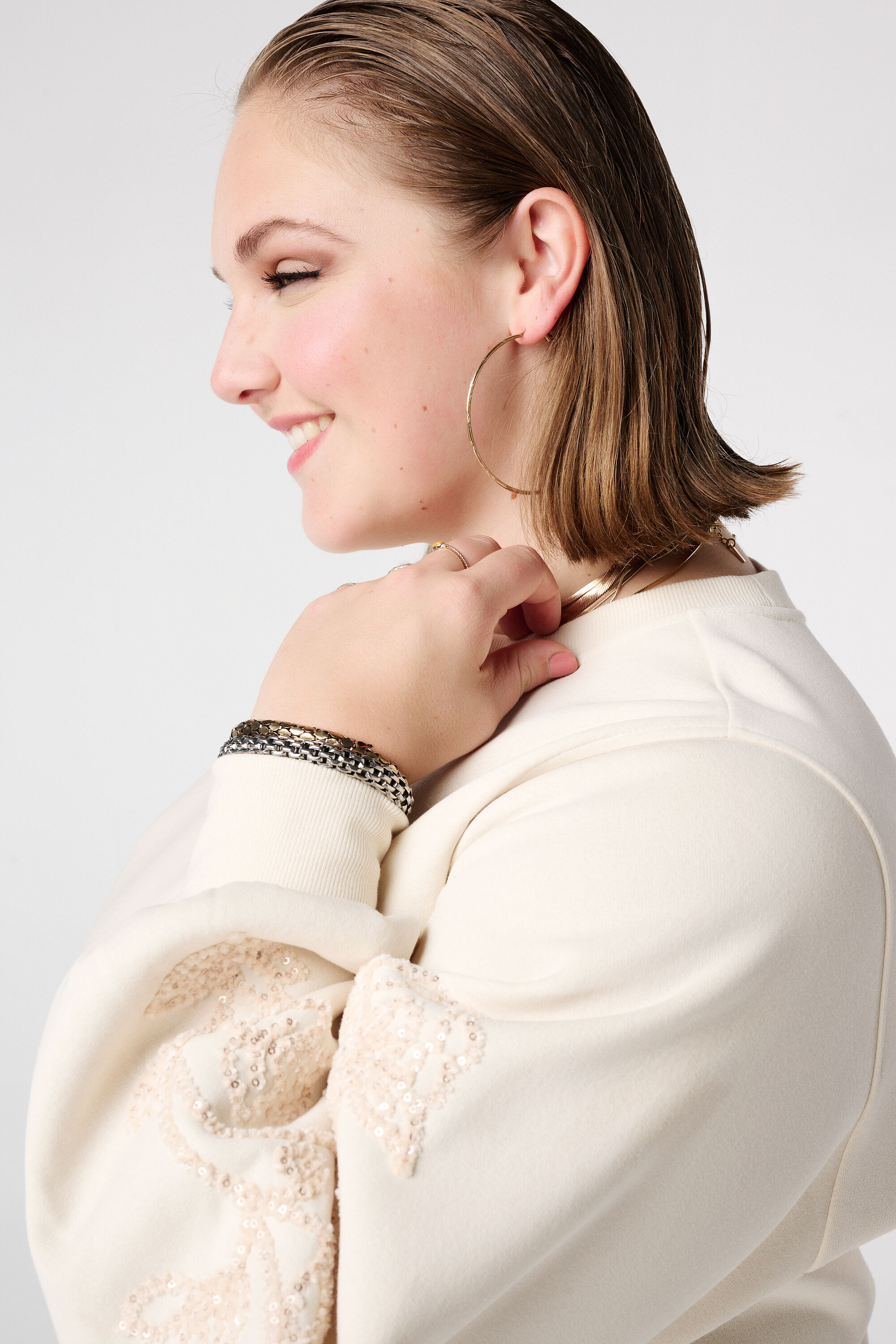 Pull avec broderies d&eacute;licates sur les manches image number 4