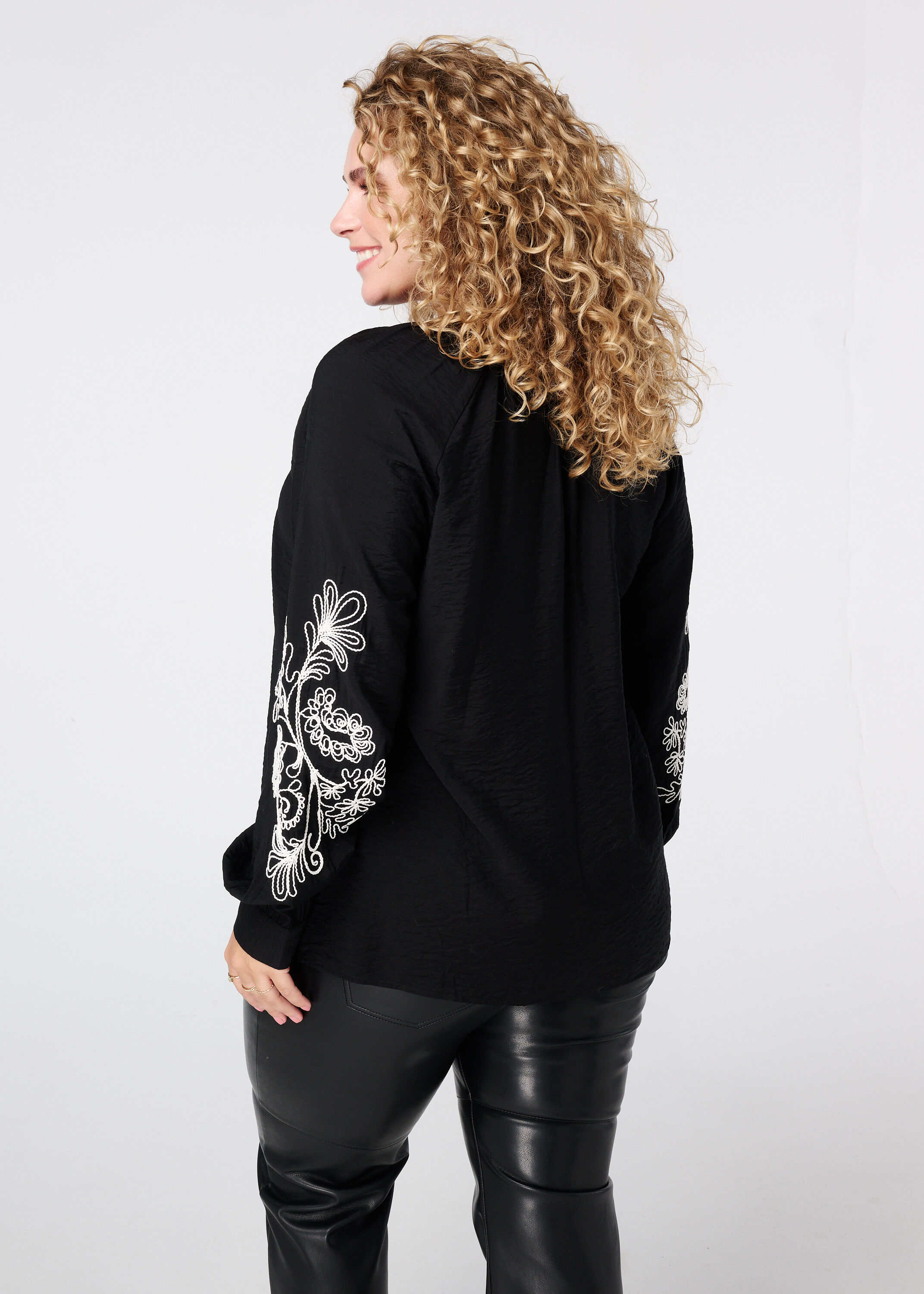 Blouse avec broderies sur les manches image number 3