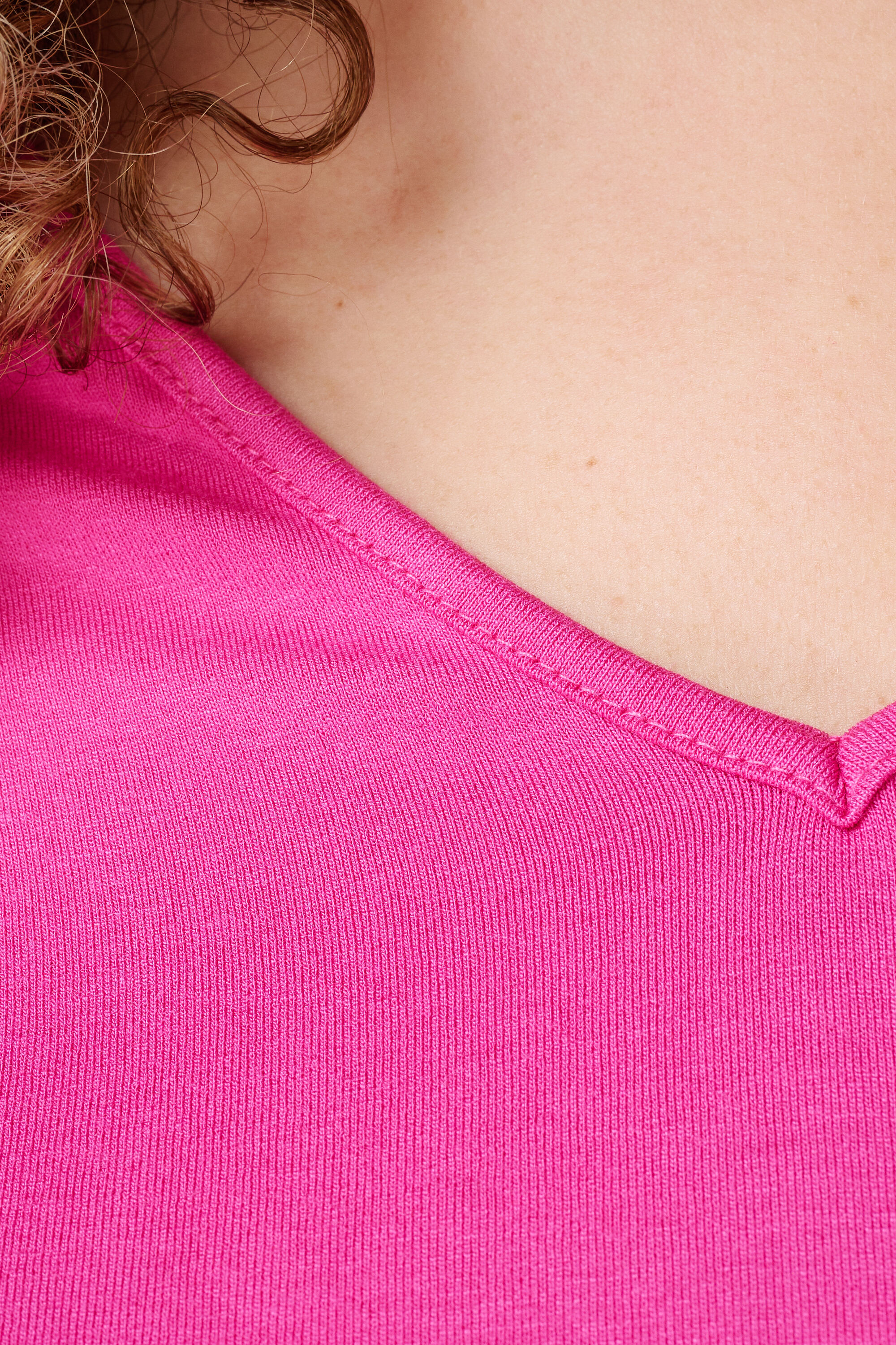 T-shirt &agrave; col en V image number 6