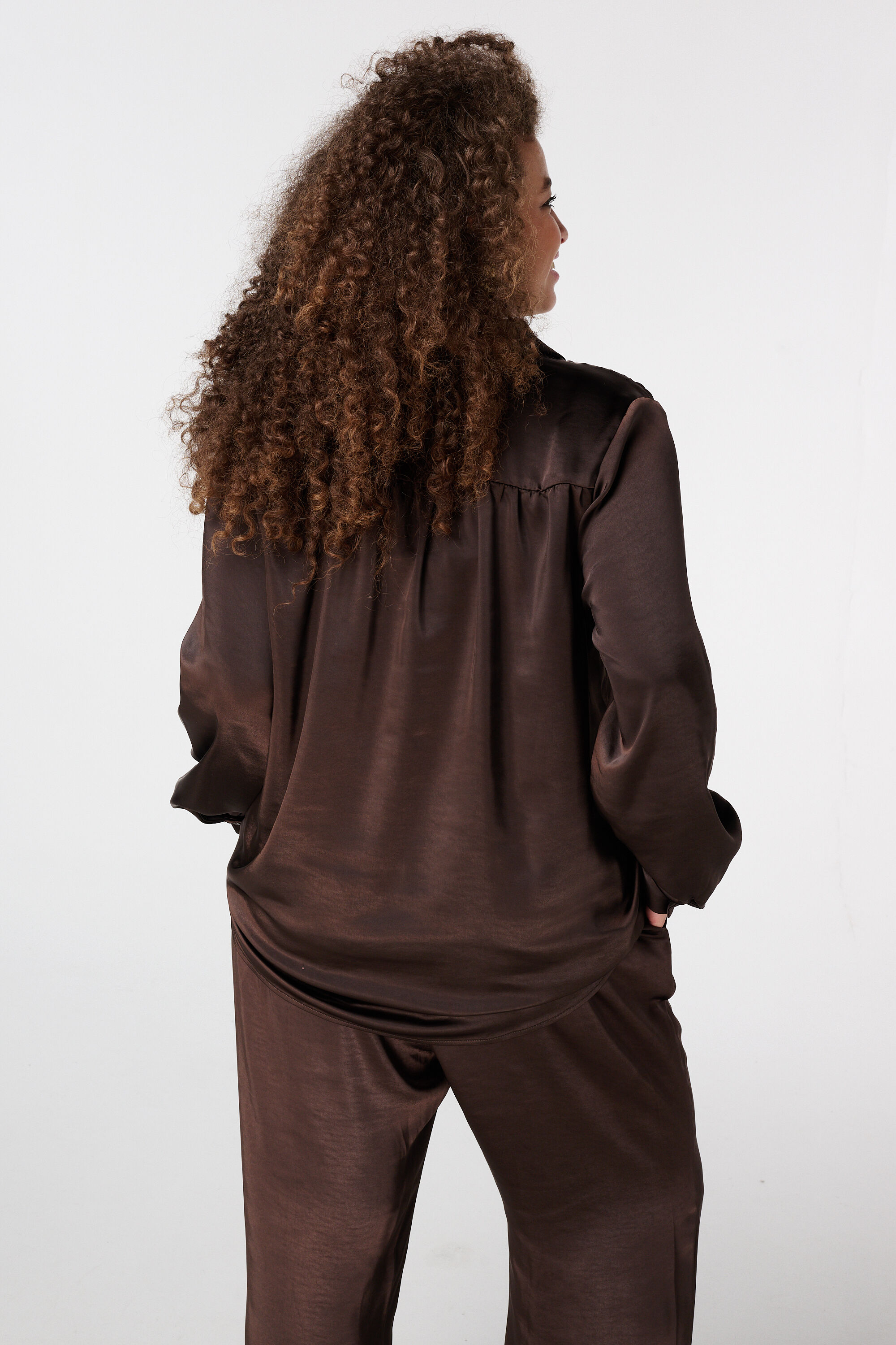 Blouse en satin avec fermeture &agrave; boutons dor&eacute;s image number 3