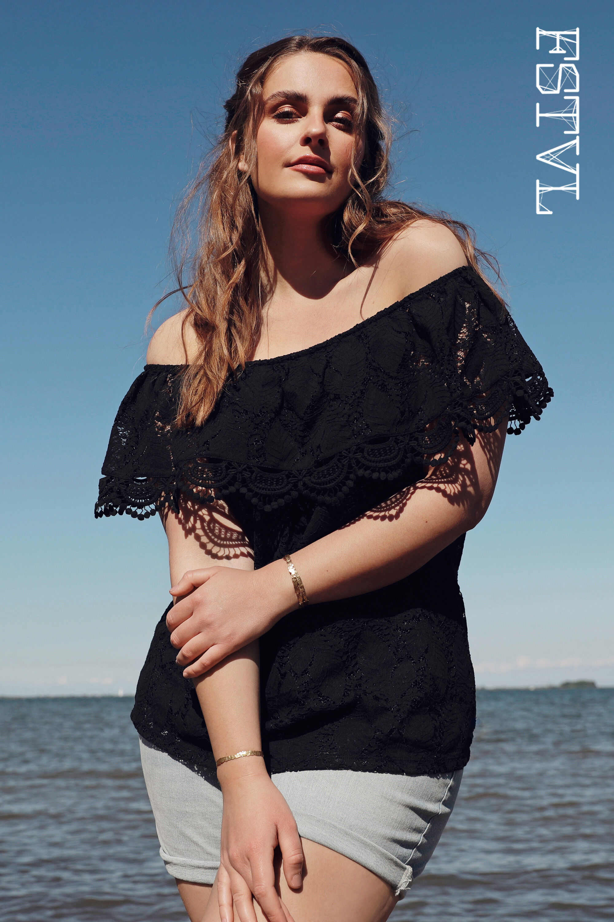 Haut en dentelle &agrave; &eacute;paules d&eacute;nud&eacute;es