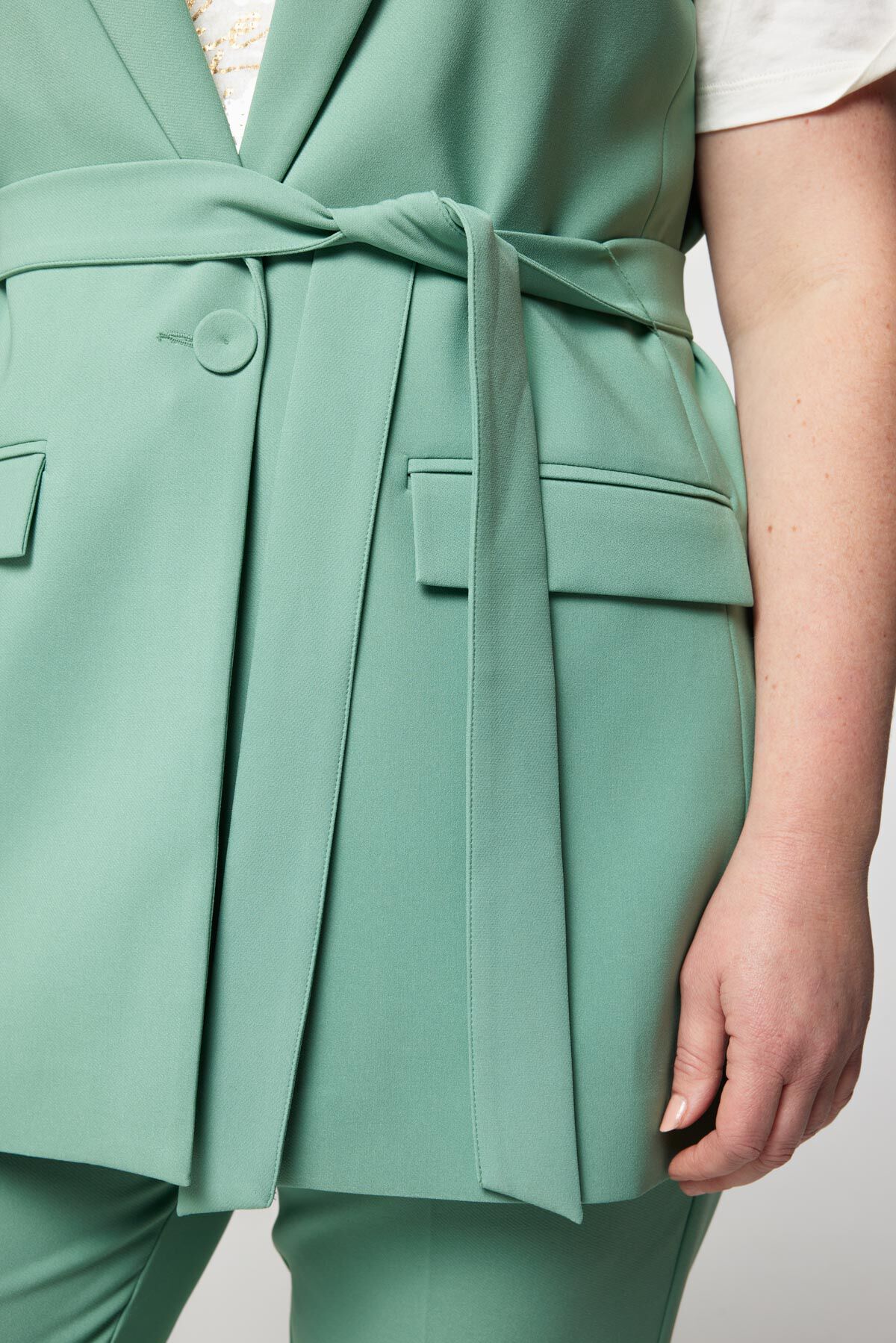 Gilet avec ceinture assortie image number 4