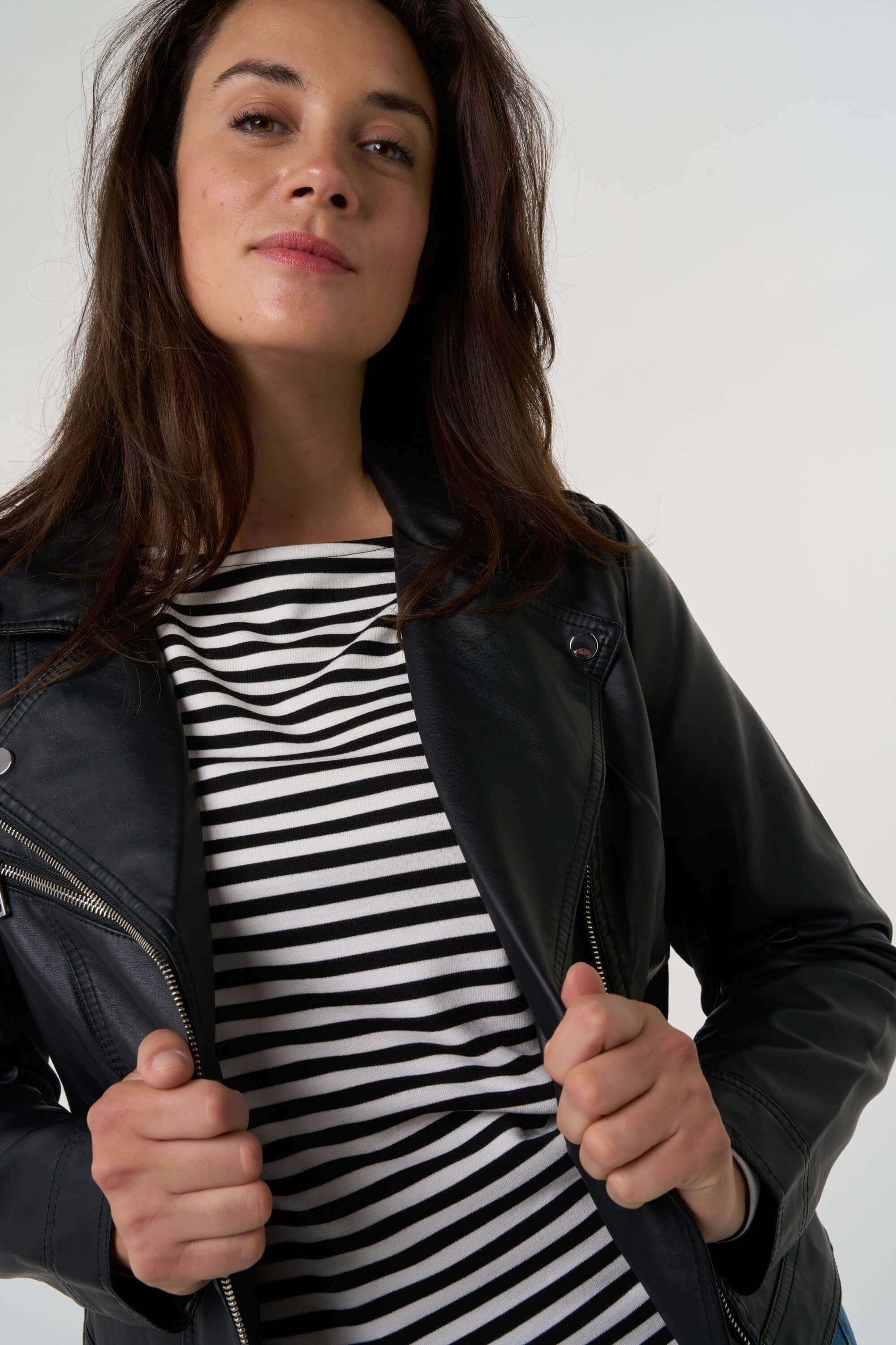 Veste avec un aspect cuir et des d&eacute;tails argent&eacute;s. image number 4