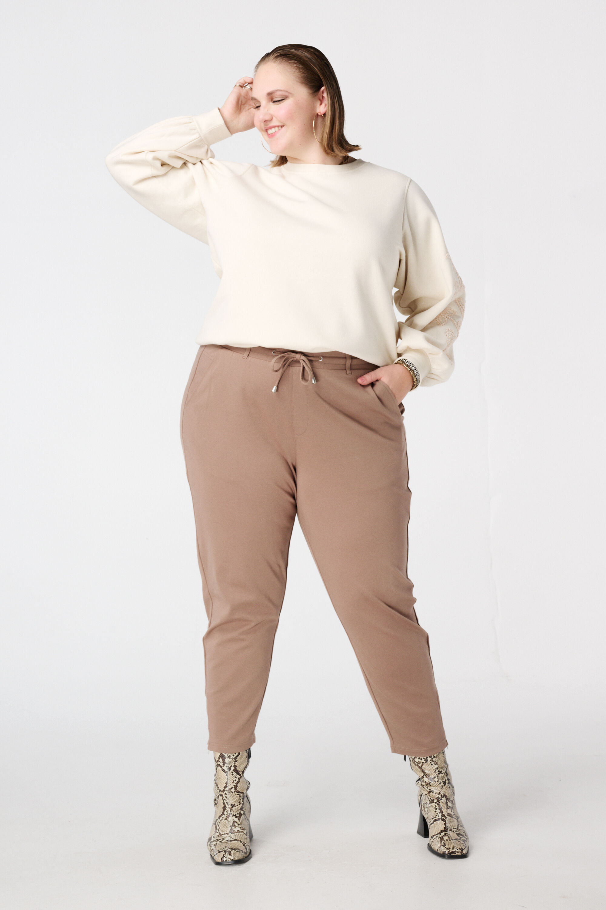 Pull avec broderies d&eacute;licates sur les manches image number 5