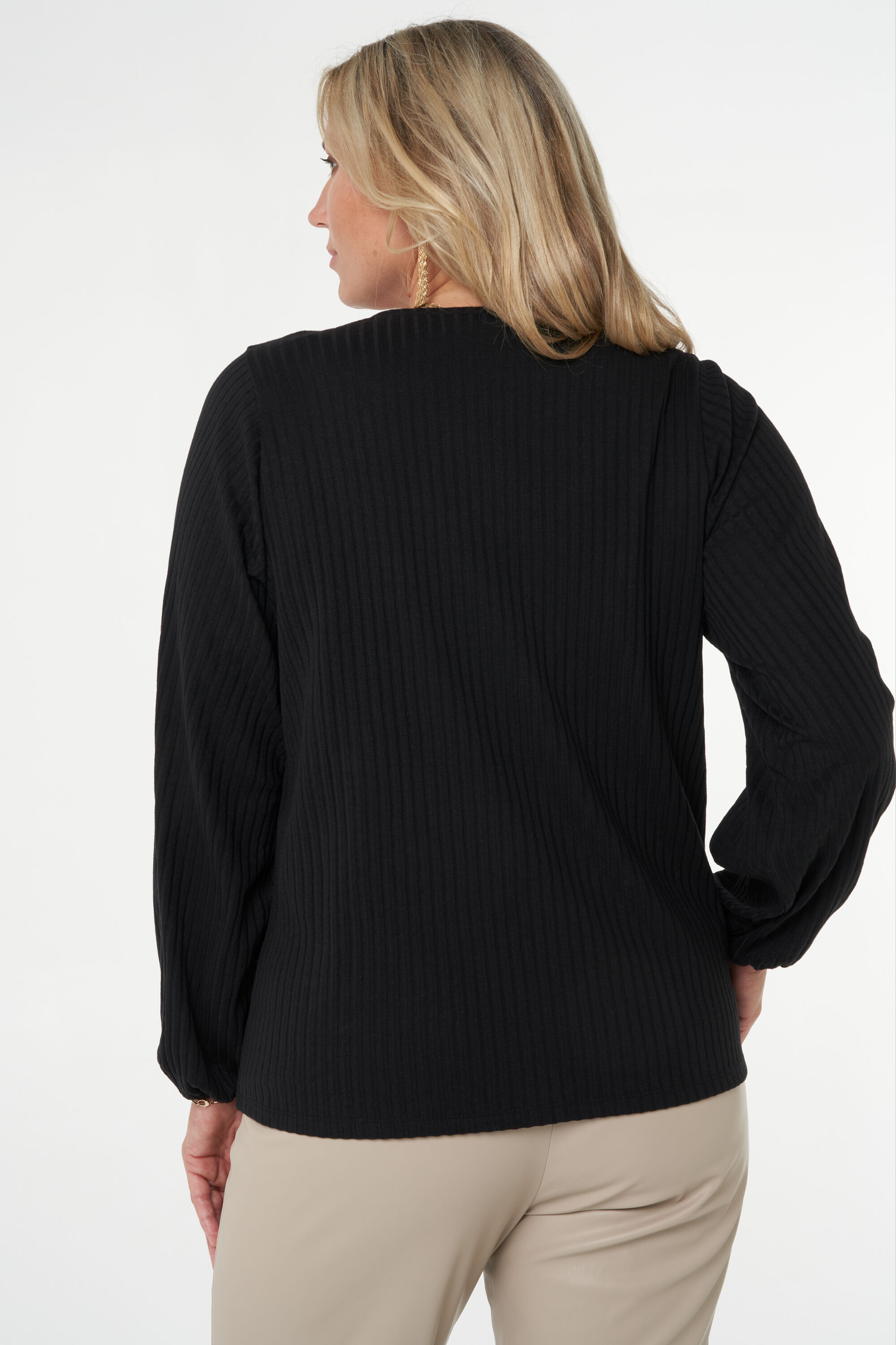 Haut avec d&eacute;tails en dentelle image number 4