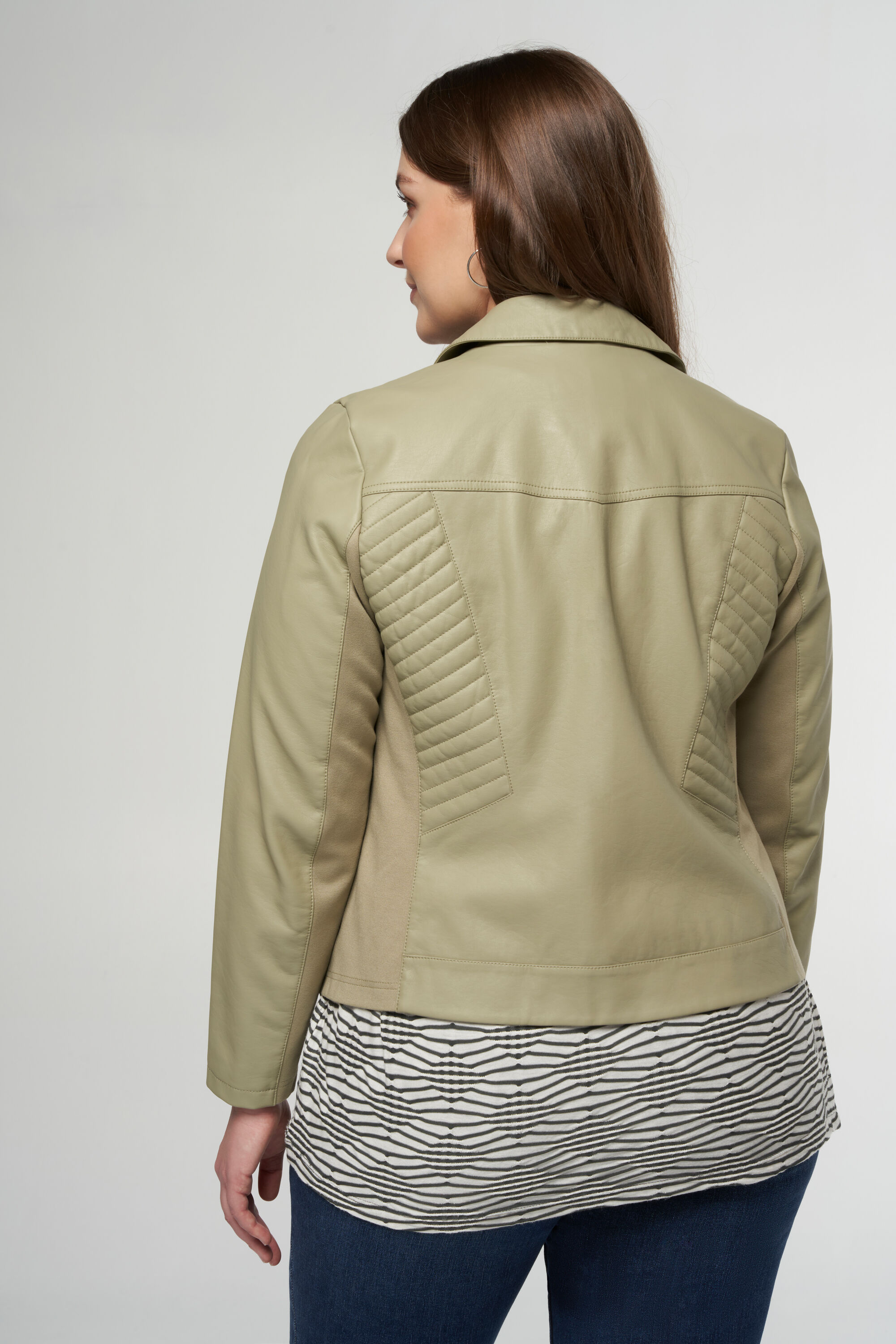 Veste au look en cuir et aux d&eacute;tails argent&eacute;s. image number 3