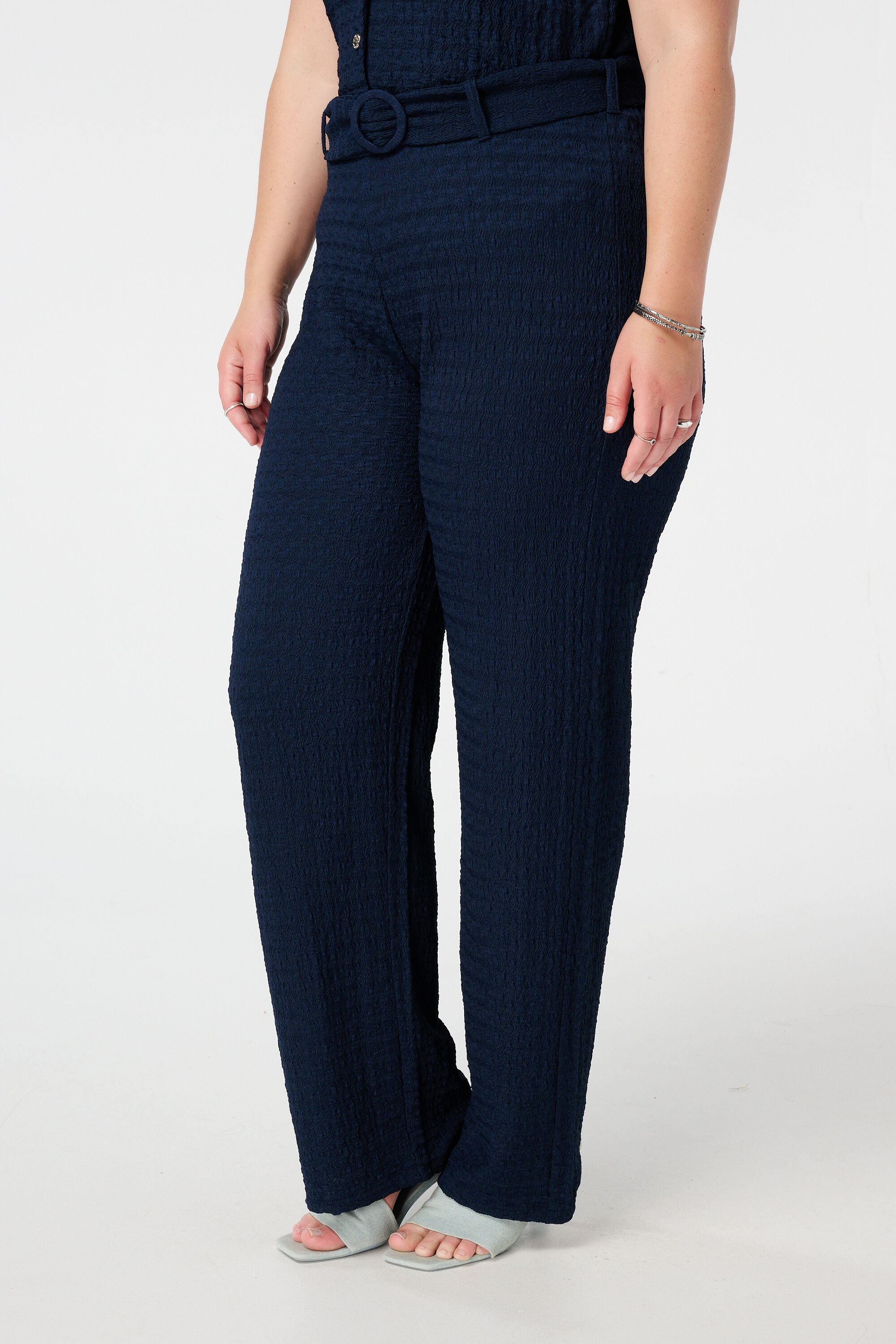 Pantalon textur&eacute; avec ceinture image number 5