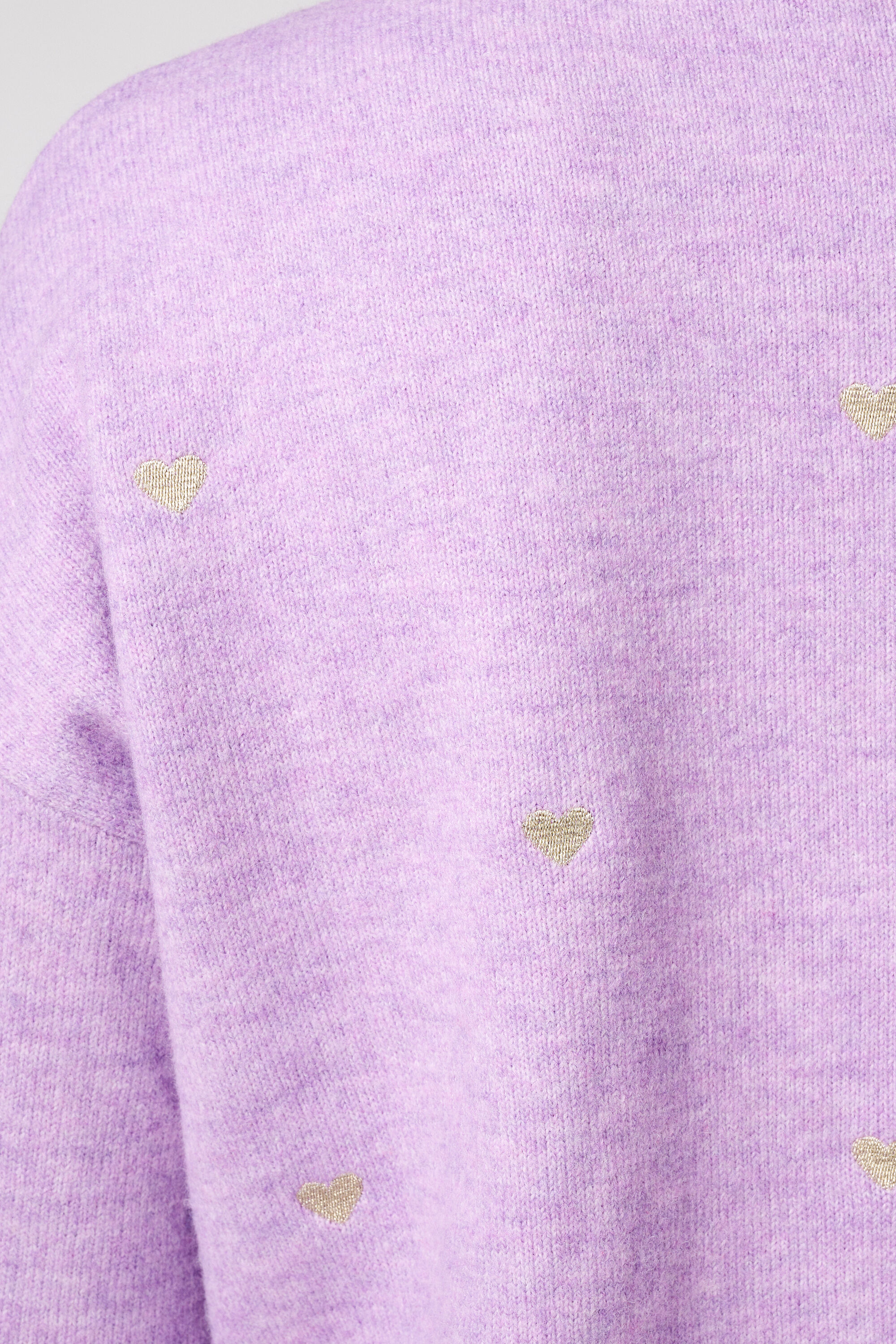 Pull finement tricot&eacute; avec des c&oelig;urs brod&eacute;s image number 6