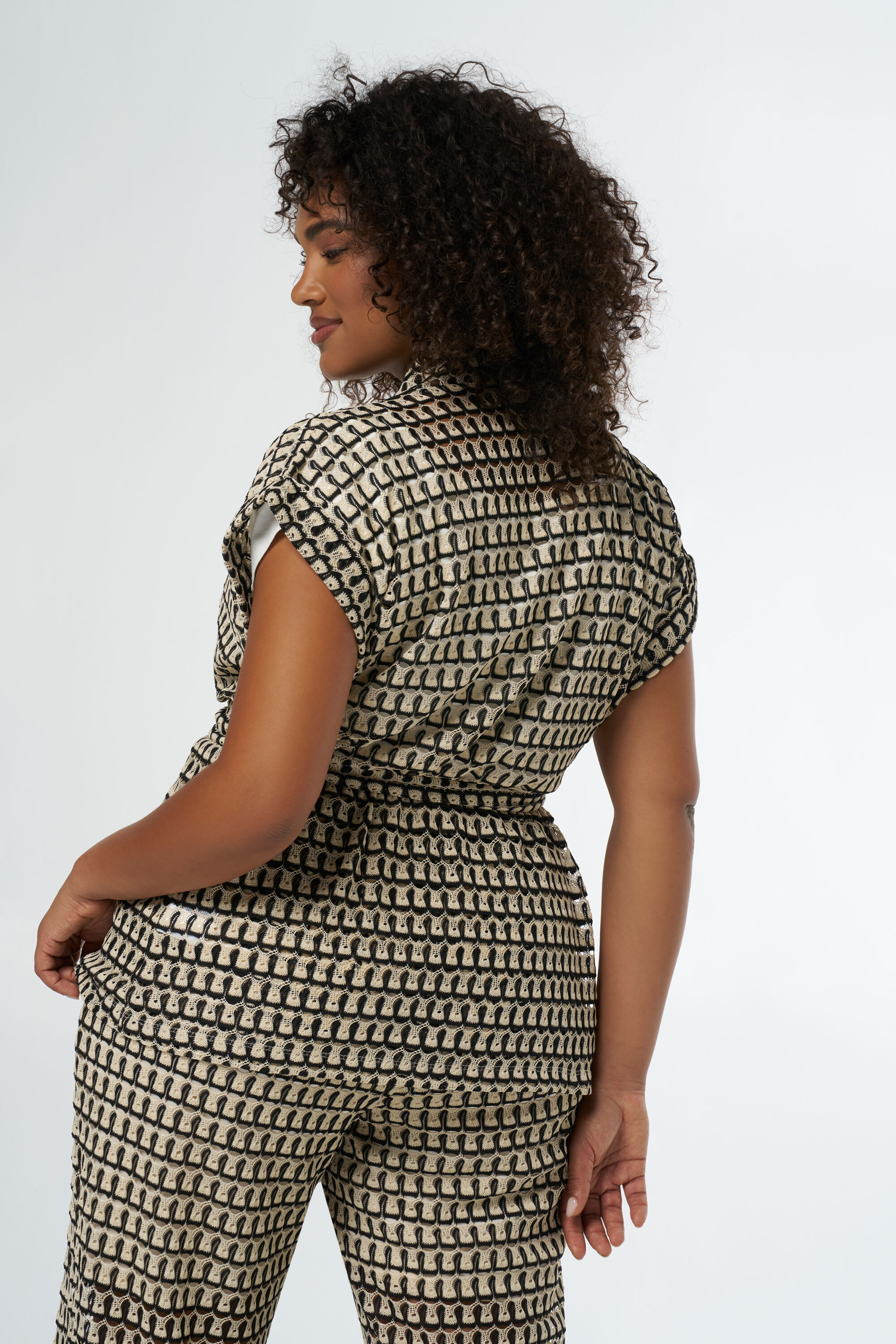 Gilet crochet&eacute; avec ceinture image number 3