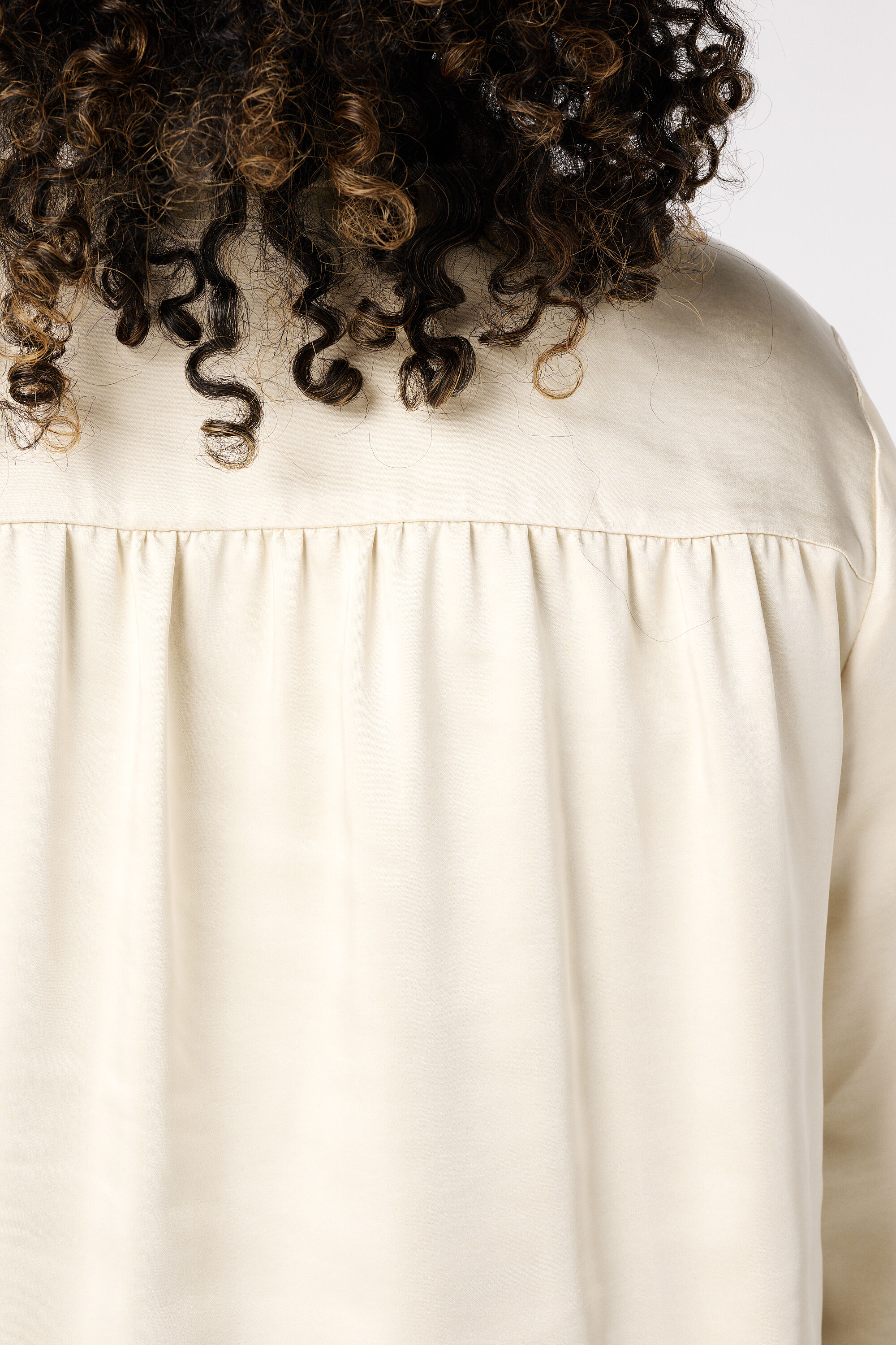 Blouse aspect satin&eacute; image number 6