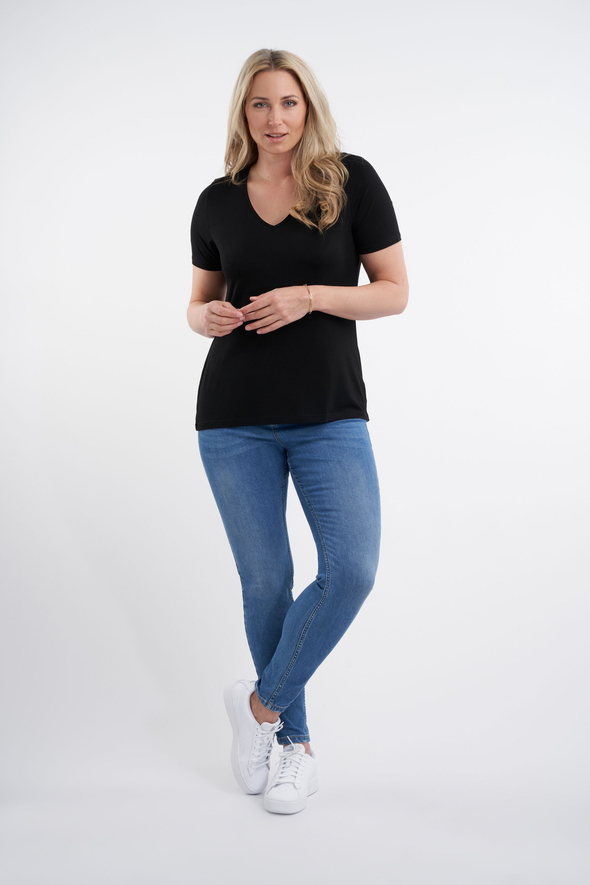 T-shirt basique avec un col en V image number 4