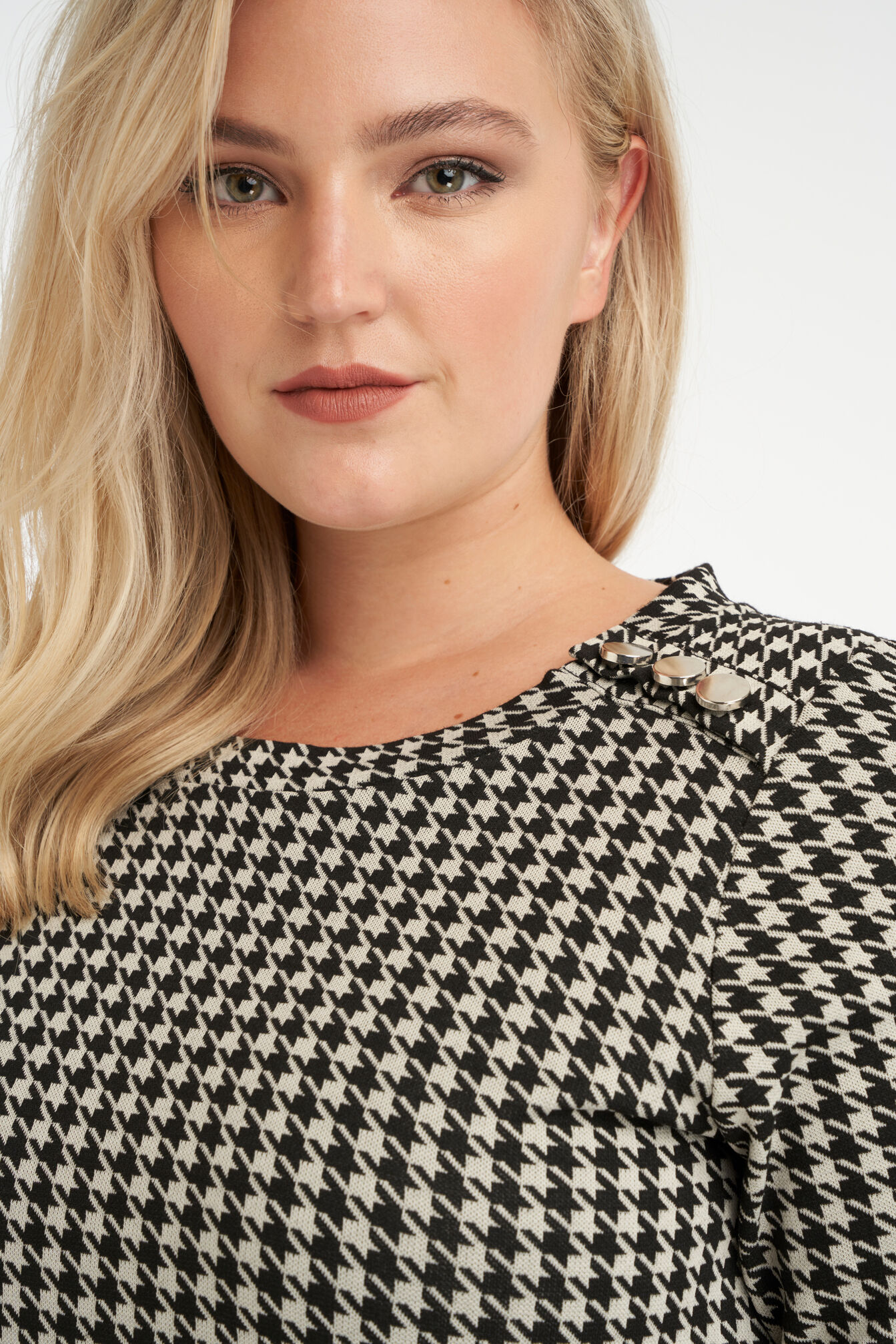 Robe moulante aux d&eacute;cors boutonn&eacute;s image number 4