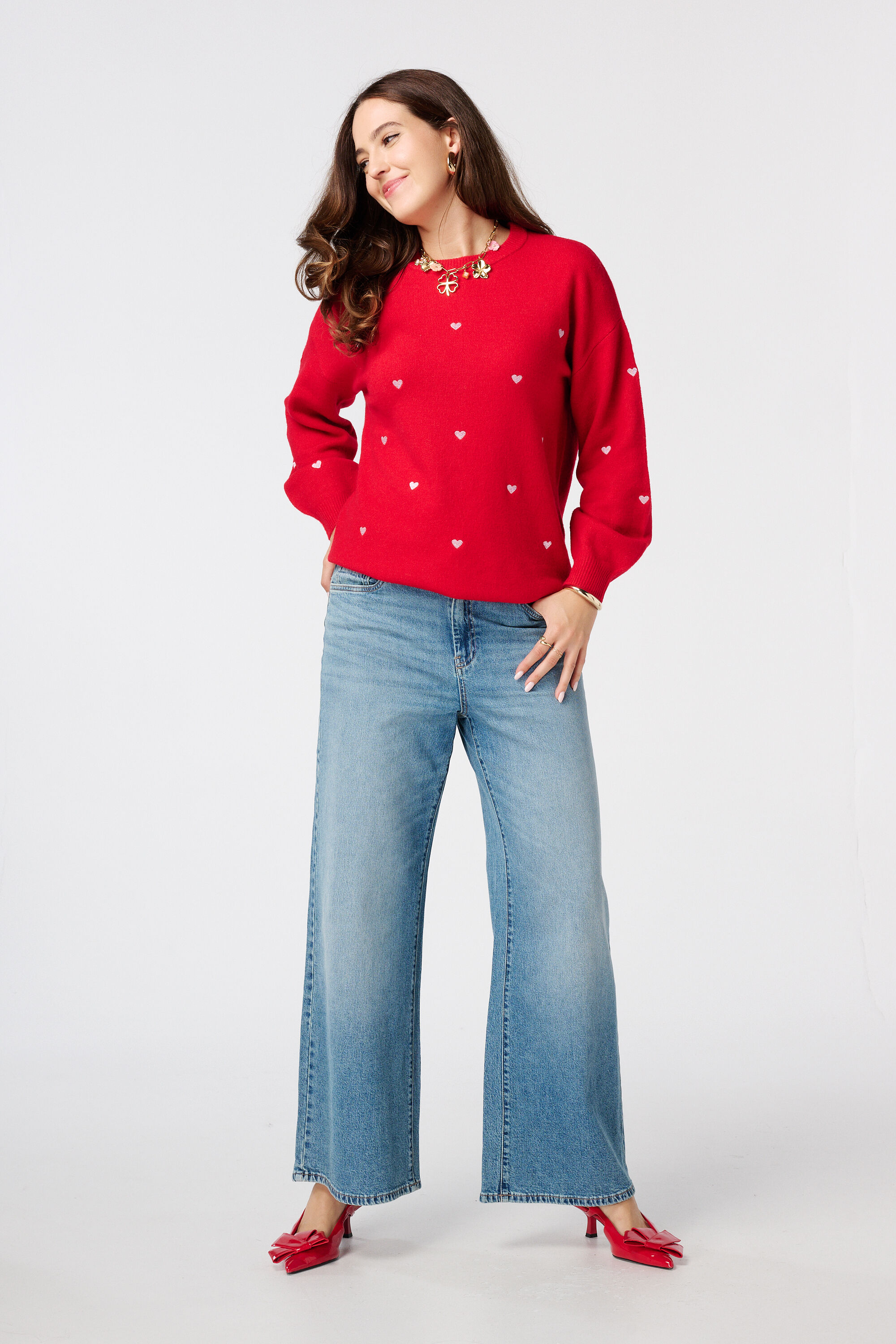 Pull finement tricot&eacute; avec des c&oelig;urs brod&eacute;s image number 5