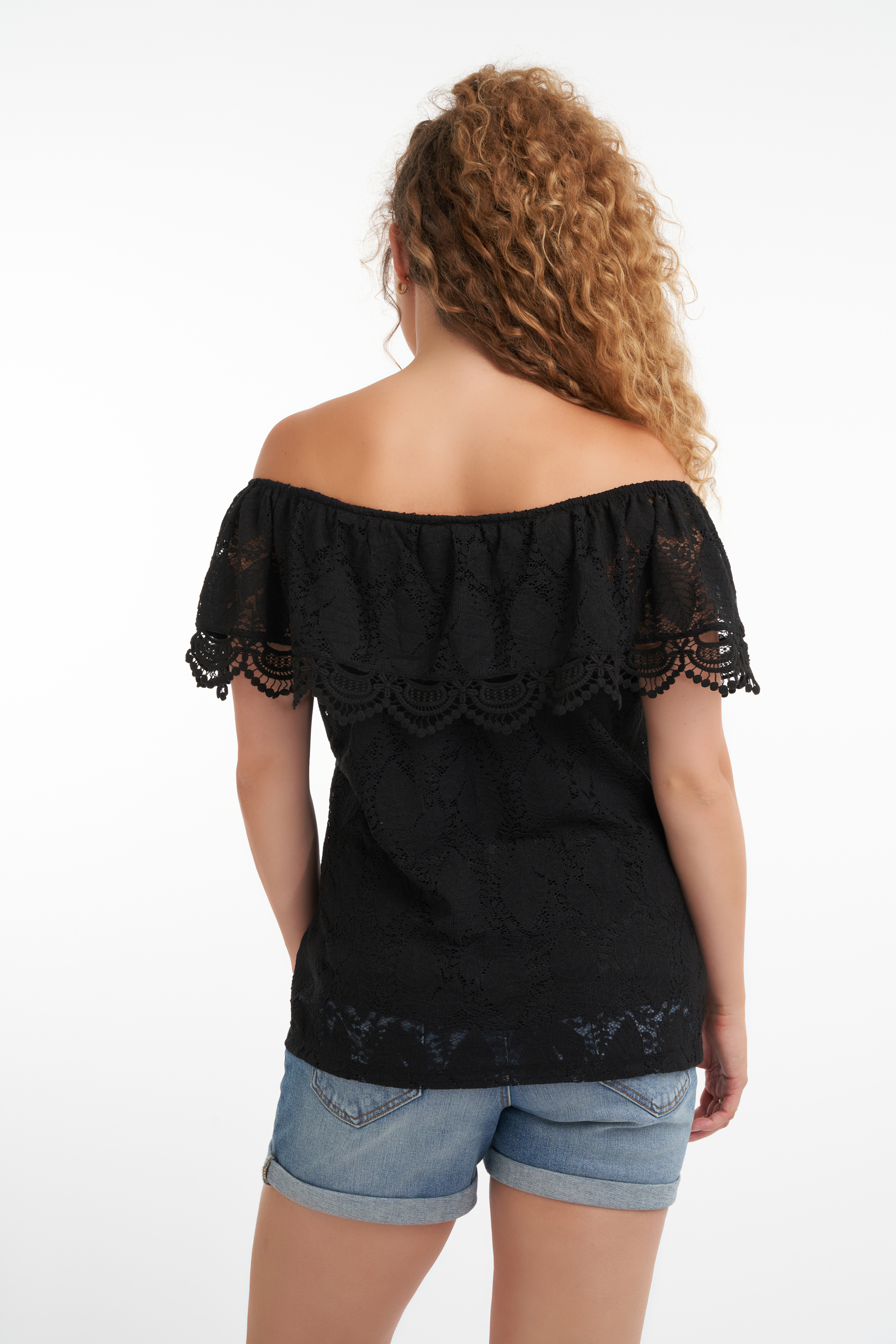 Haut en dentelle &agrave; &eacute;paules d&eacute;nud&eacute;es image number null