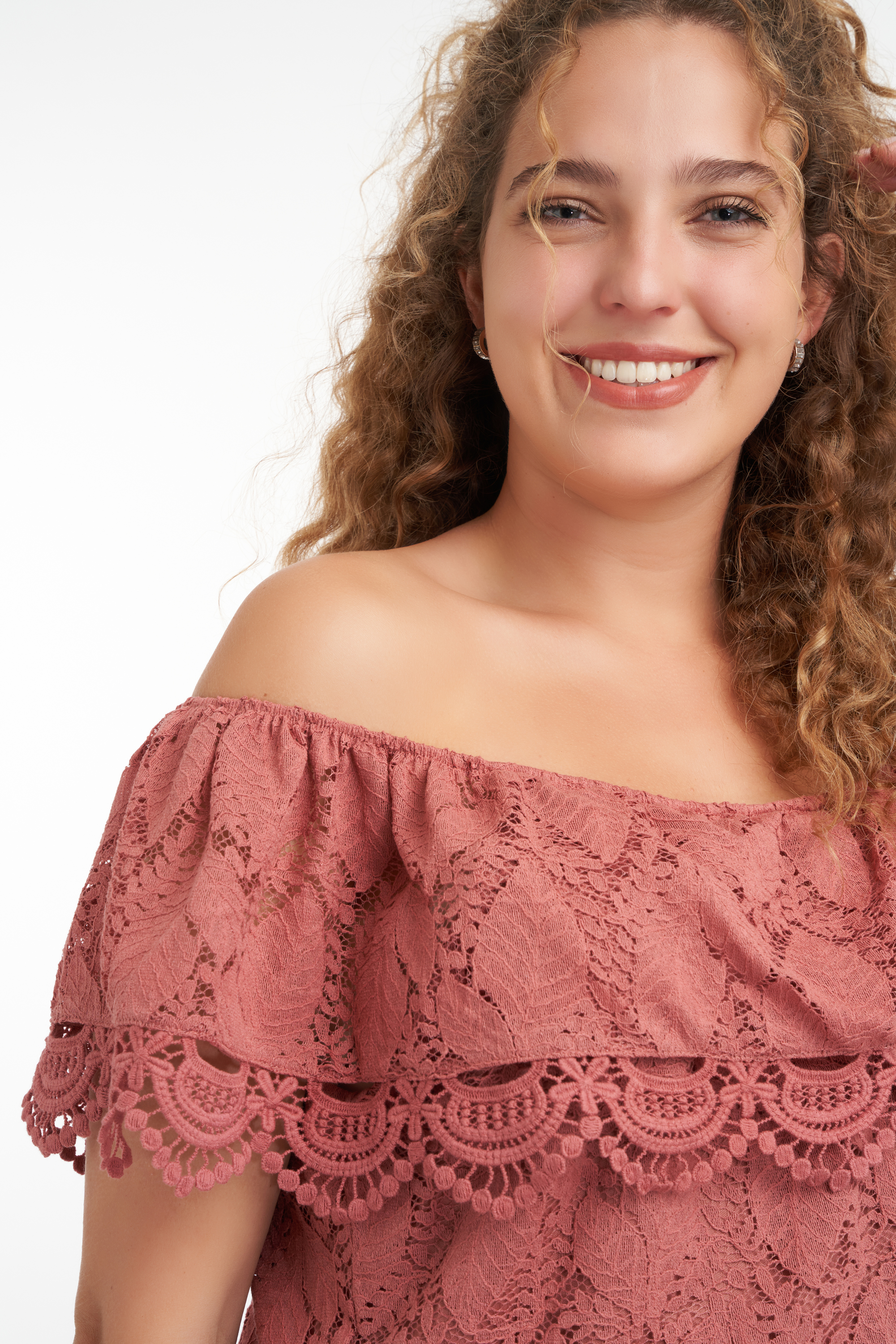 Haut en dentelle &agrave; &eacute;paules d&eacute;nud&eacute;es image number null