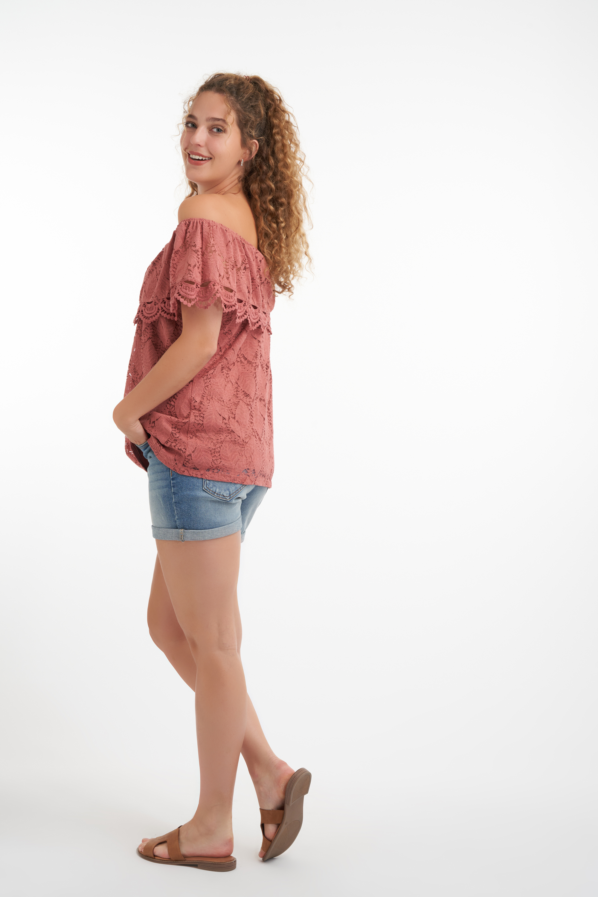 Haut en dentelle &agrave; &eacute;paules d&eacute;nud&eacute;es image number null